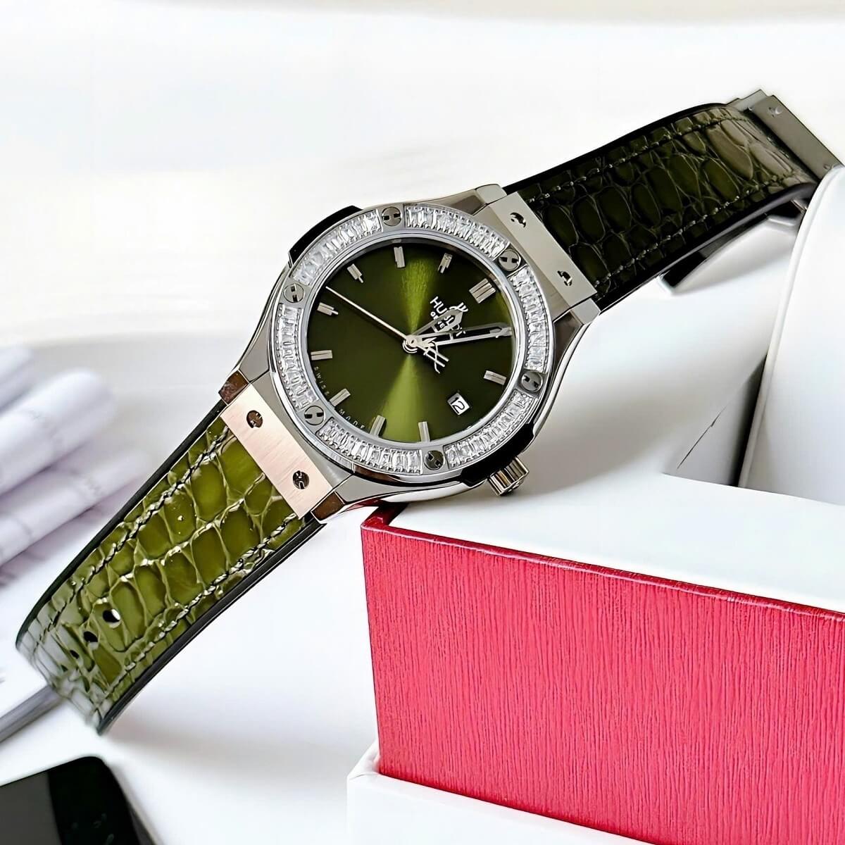 Đồng Hồ Nữ Hublot Classic Fusion Dây Cao Su Bọc Da Vân Xanh Lá Vỏ Silver 34mm