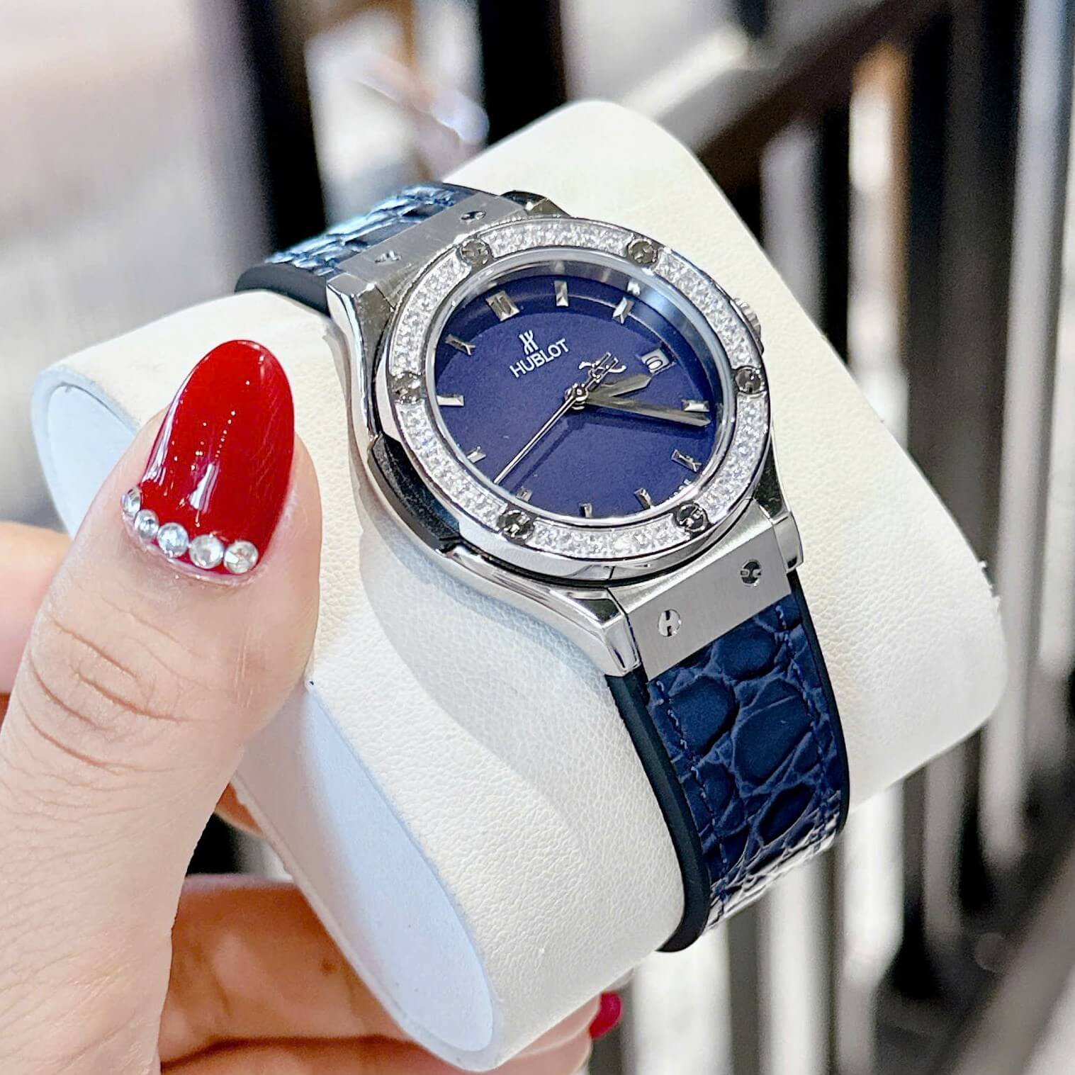 Đồng Hồ Nữ Hublot Classic Fusion Màu Xanh Navy Viền Đá Silver Size 34mm - Máy Quartz