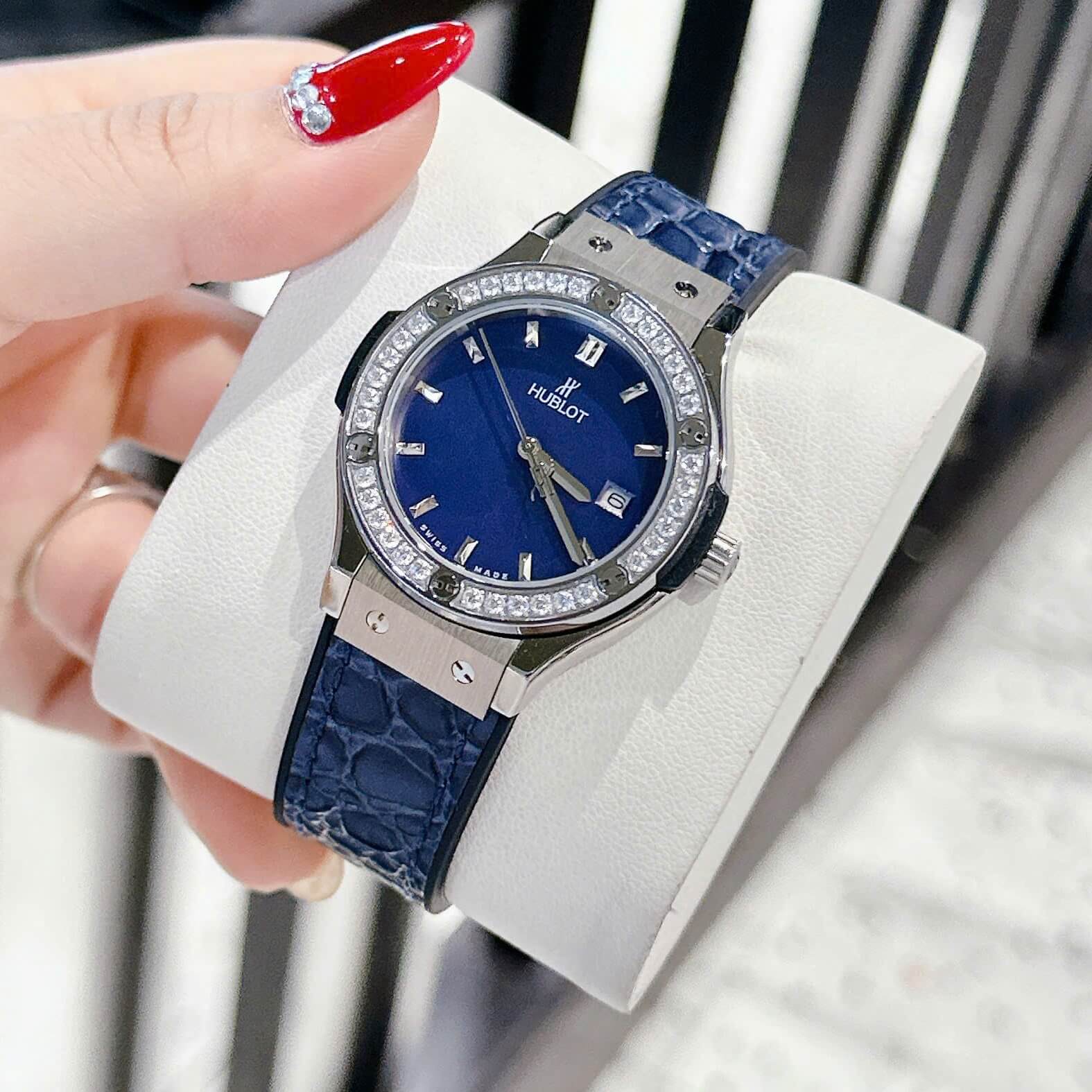 Đồng Hồ Nữ Hublot Classic Fusion Màu Xanh Navy Viền Đá Silver Size 34mm - Máy Quartz