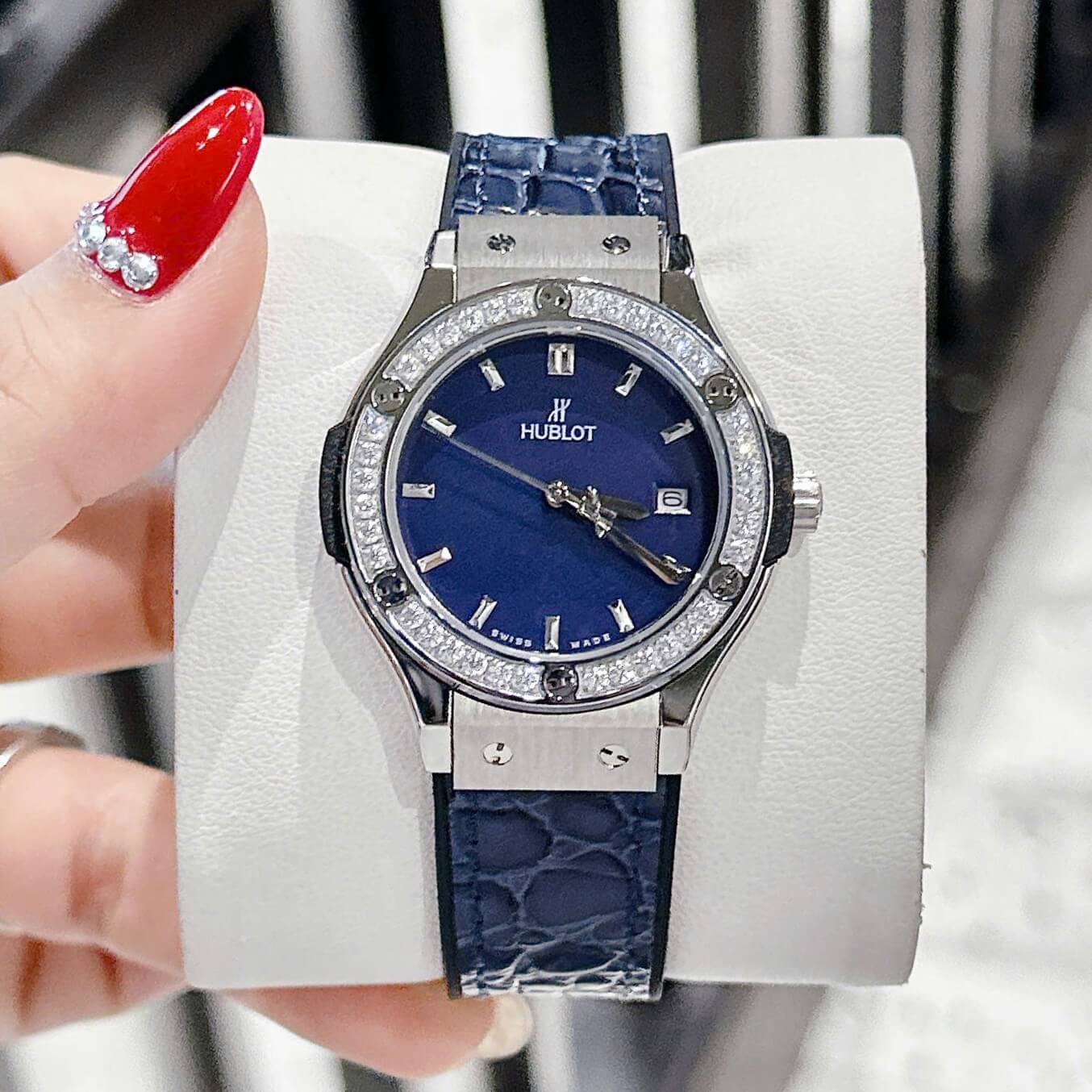 Đồng Hồ Nữ Hublot Classic Fusion Màu Xanh Navy Viền Đá Silver Size 34mm - Máy Quartz