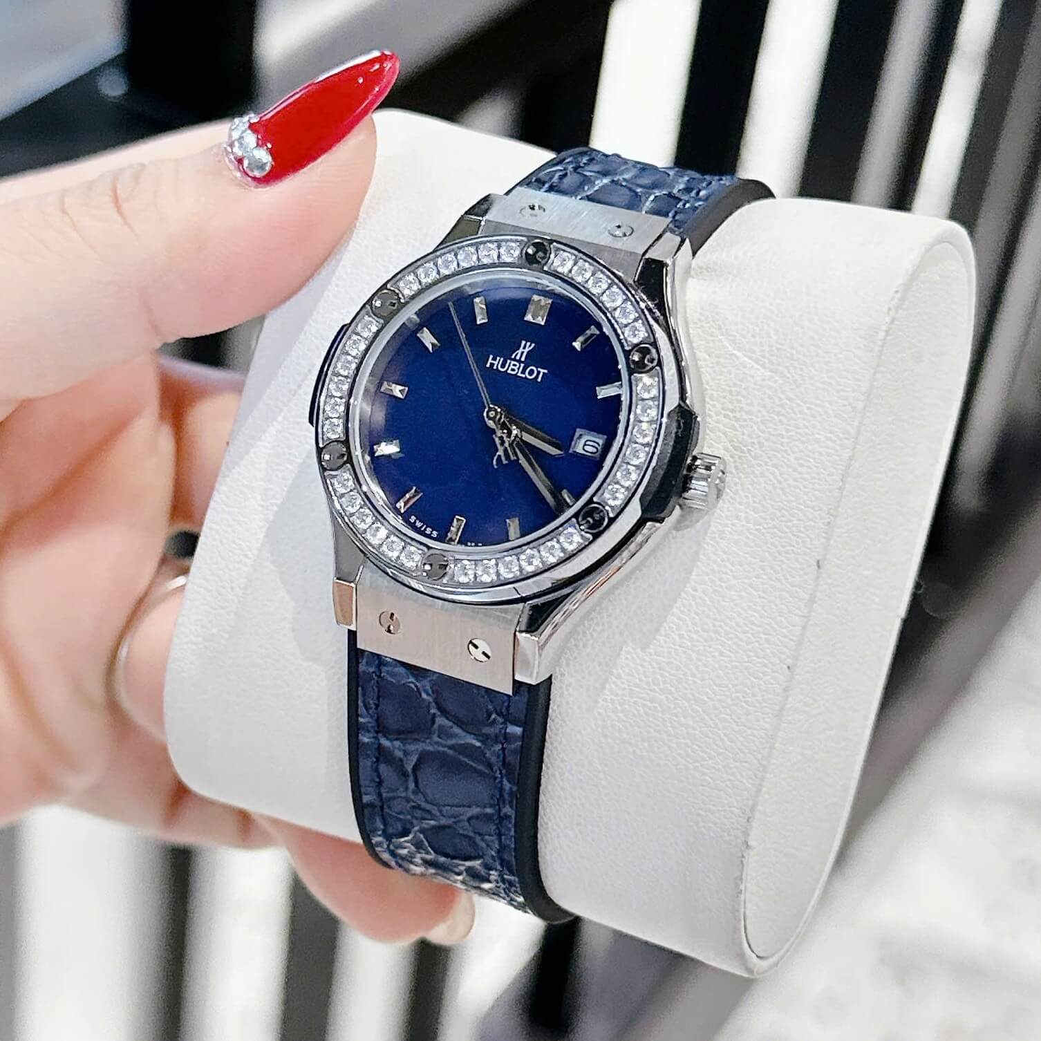 Đồng Hồ Nữ Hublot Classic Fusion Màu Xanh Navy Viền Đá Silver Size 34mm - Máy Quartz