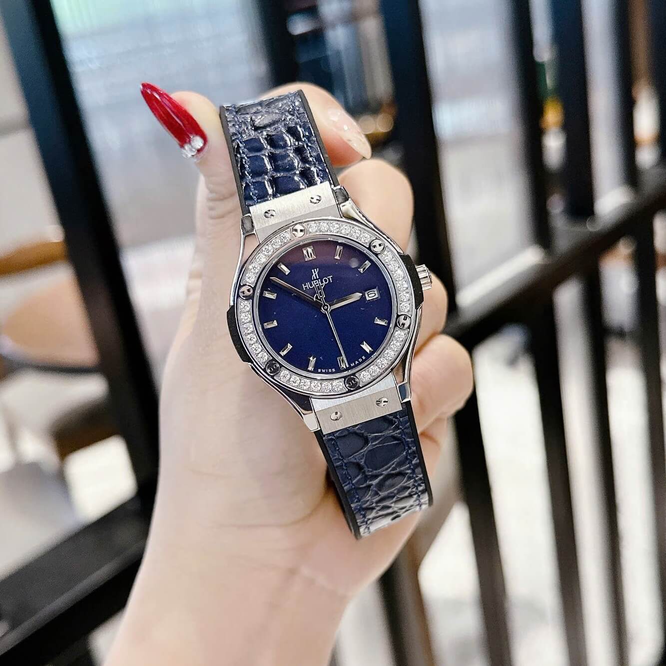 Đồng Hồ Nữ Hublot Classic Fusion Màu Xanh Navy Viền Đá Silver Size 34mm - Máy Quartz