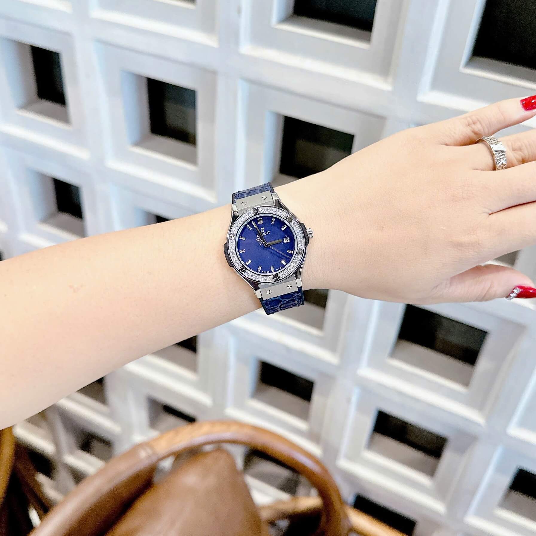 Đồng Hồ Nữ Hublot Classic Fusion Màu Xanh Navy Viền Đá Silver Size 34mm - Máy Quartz