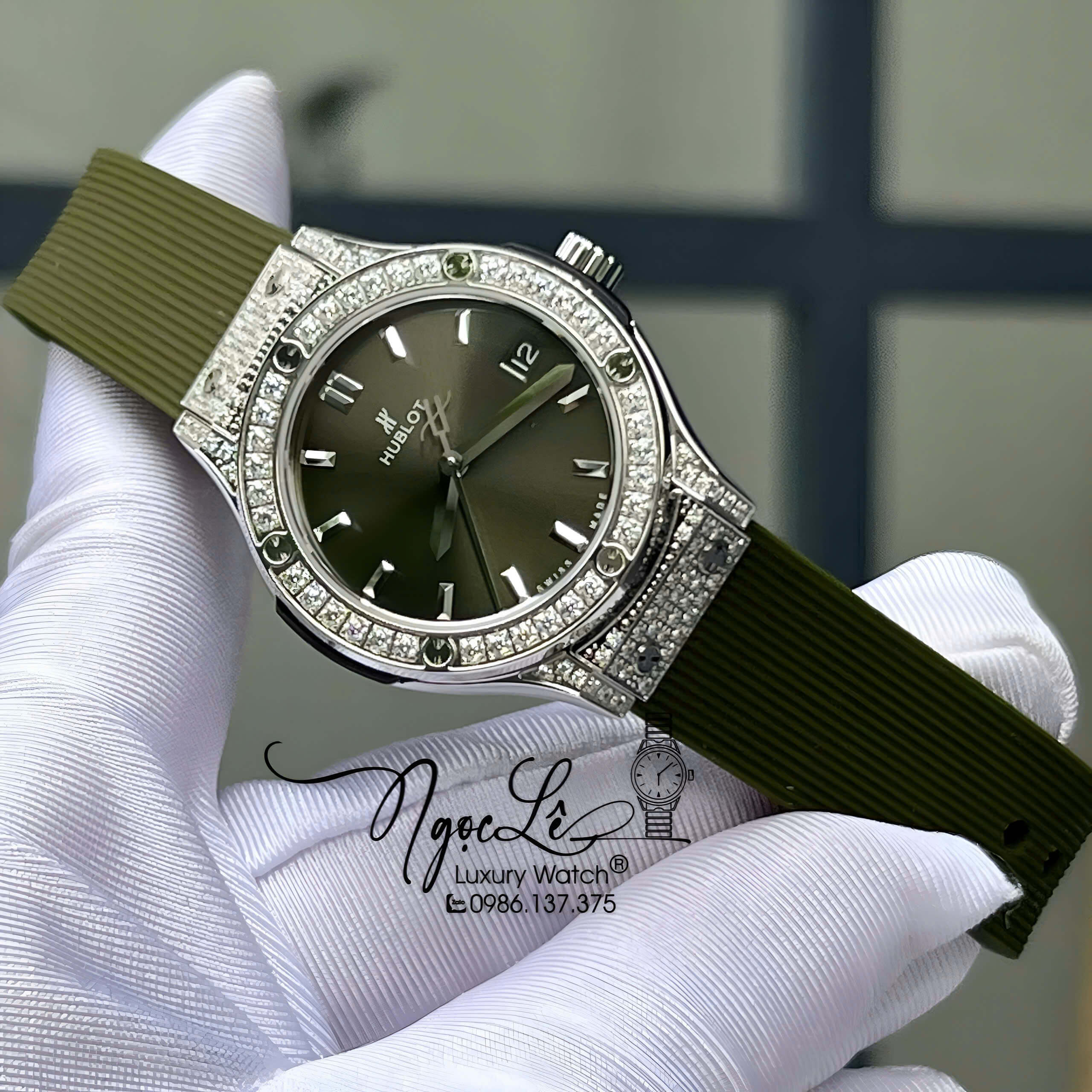 Đồng Hồ Nữ Hublot Classic Fusion Titanium Dây Cao Su Xanh Rêu Viền Đá CZ Replica Size 31mm