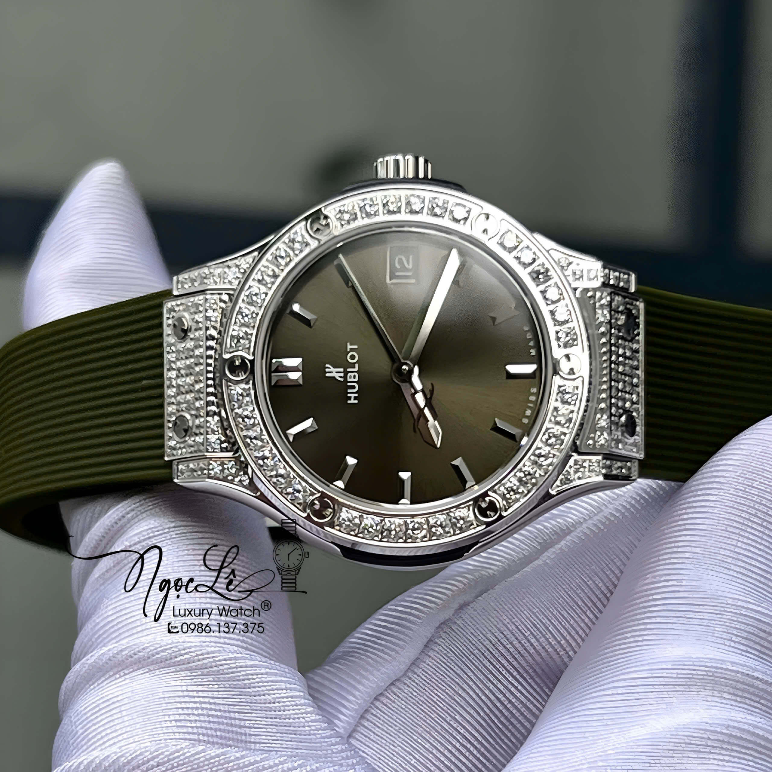 Đồng Hồ Nữ Hublot Classic Fusion Titanium Dây Cao Su Xanh Rêu Viền Đá CZ Replica Size 31mm