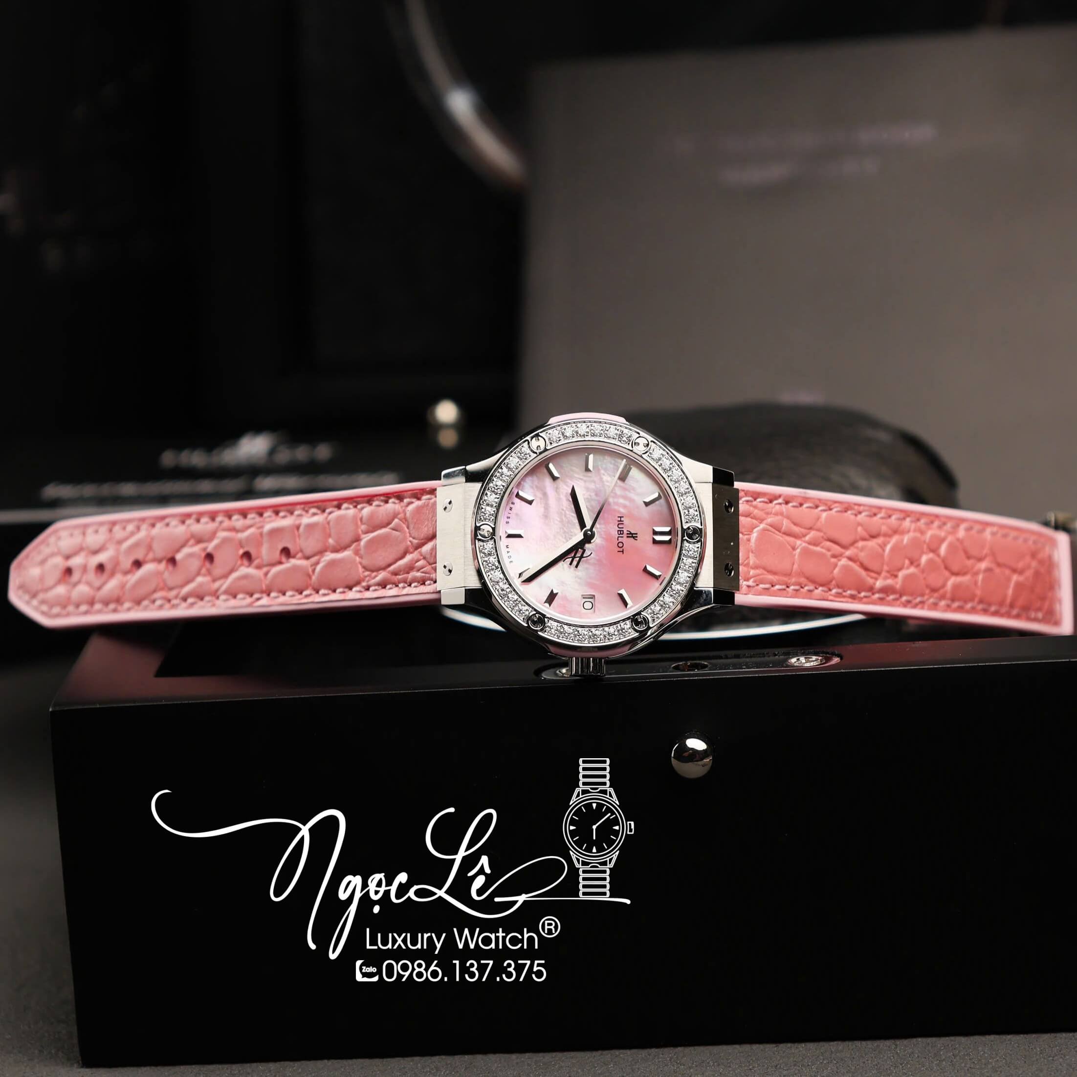 Đồng Hồ Nữ Hublot Classic Fusion Titanium Màu Hồng Mặt Xà Cừ Hồng Viền Đá CZ Dây Da Replica Size 31mm