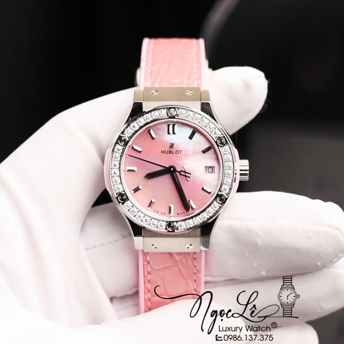 Đồng Hồ Nữ Hublot Classic Fusion Titanium Màu Hồng Mặt Xà Cừ Hồng Viền Đá CZ Dây Da Replica Size 31mm