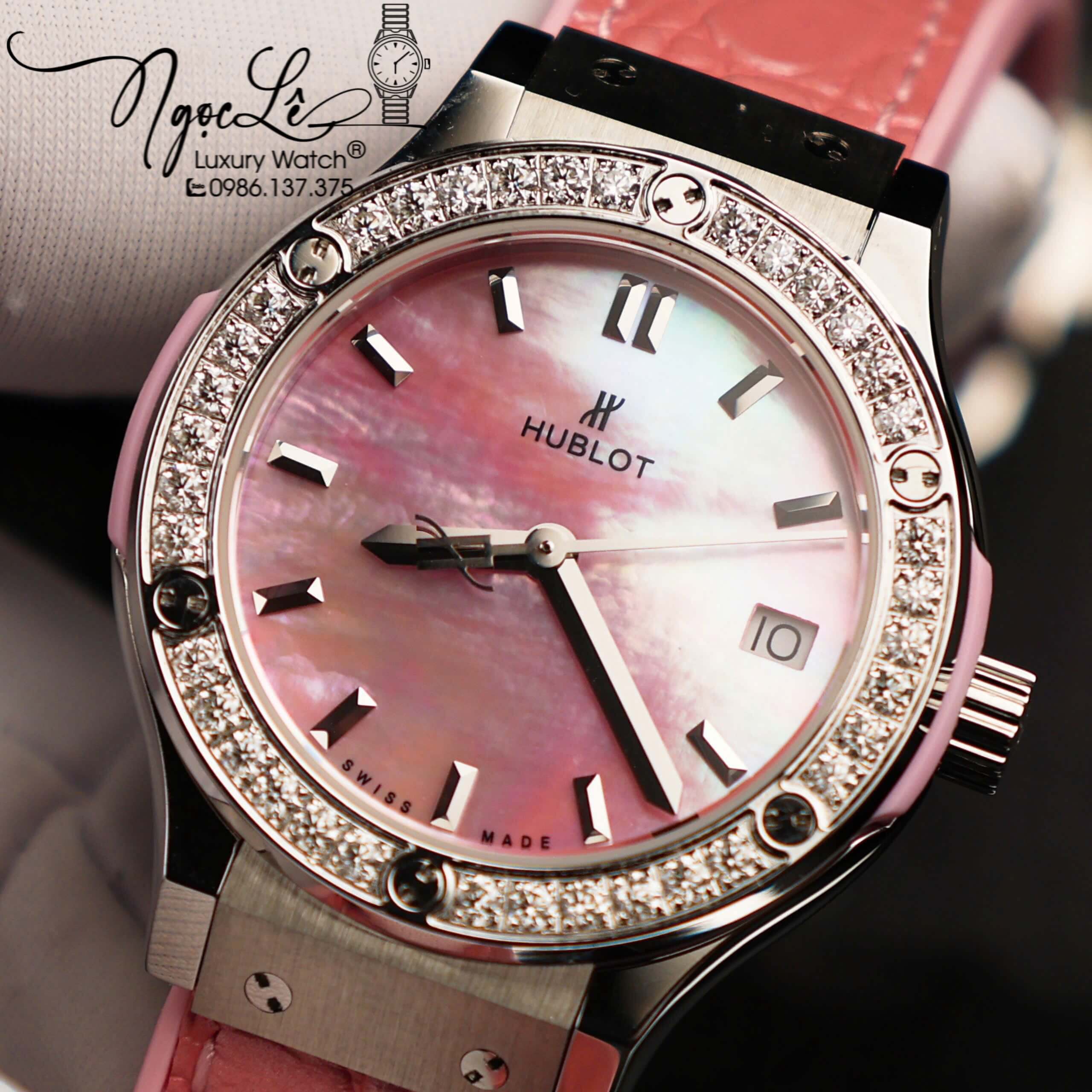 Đồng Hồ Nữ Hublot Classic Fusion Titanium Màu Hồng Mặt Xà Cừ Hồng Viền Đá CZ Dây Da Replica Size 31mm