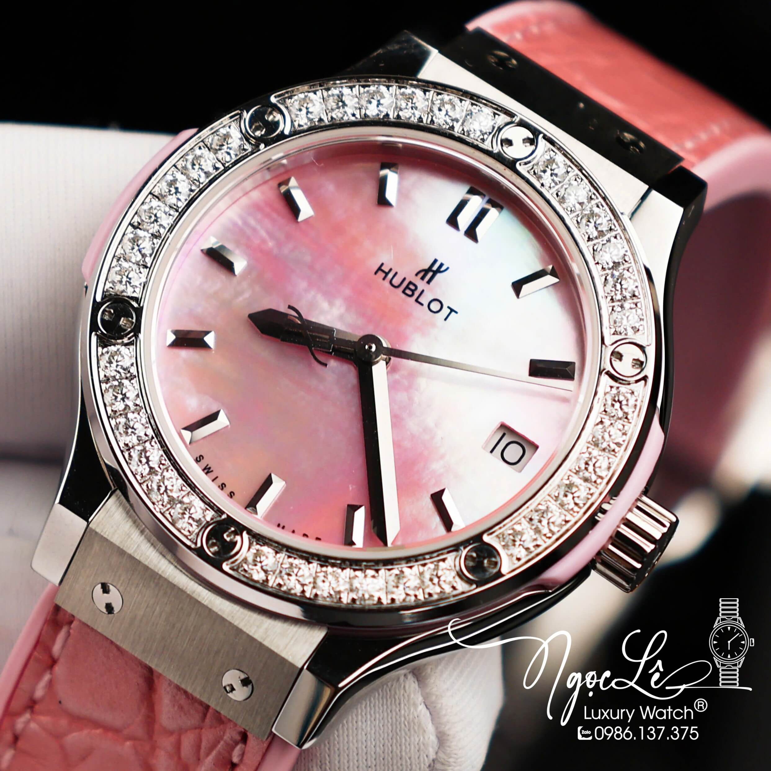 Đồng Hồ Nữ Hublot Classic Fusion Titanium Màu Hồng Mặt Xà Cừ Hồng Viền Đá CZ Dây Da Replica Size 31mm