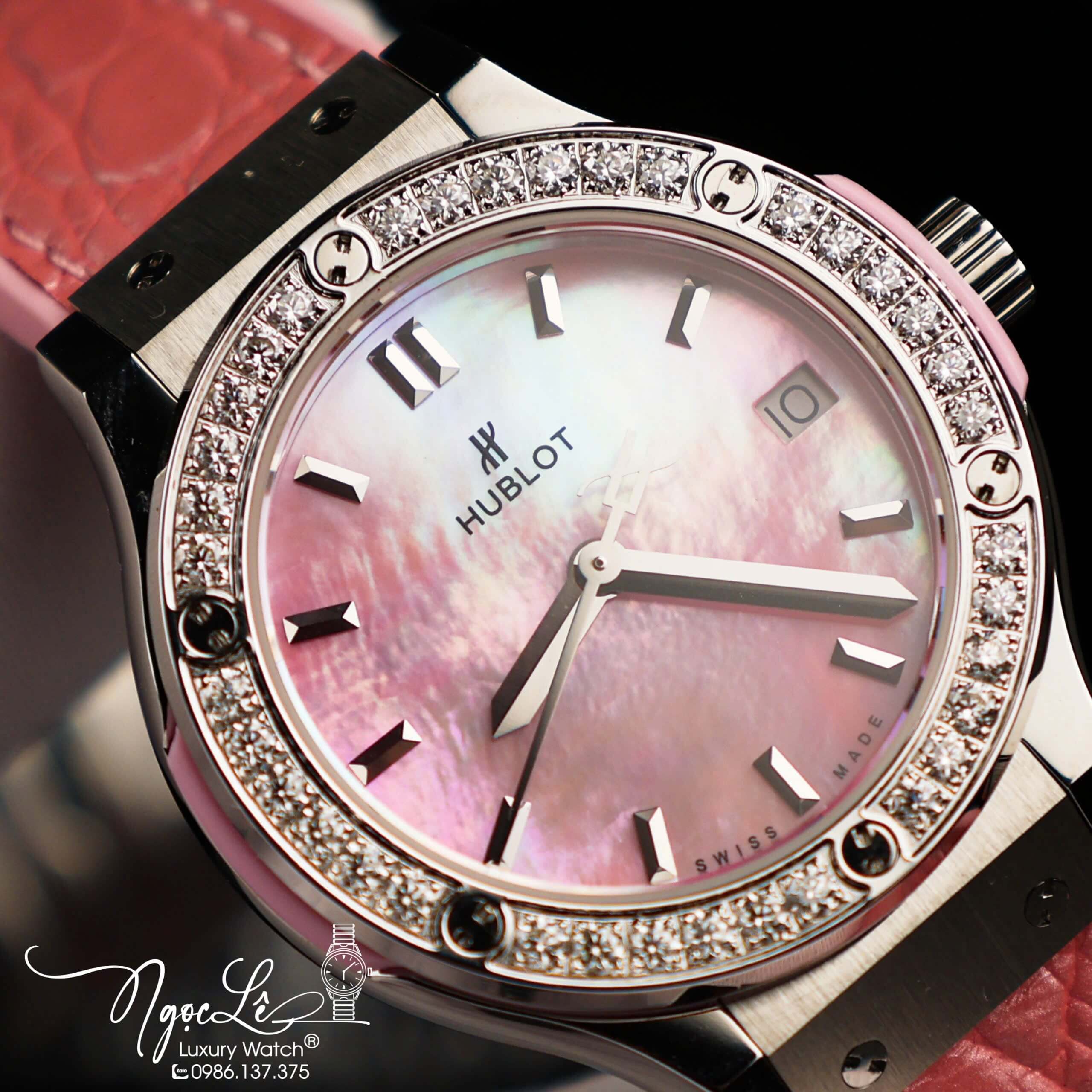 Đồng Hồ Nữ Hublot Classic Fusion Titanium Màu Hồng Mặt Xà Cừ Hồng Viền Đá CZ Dây Da Replica Size 31mm