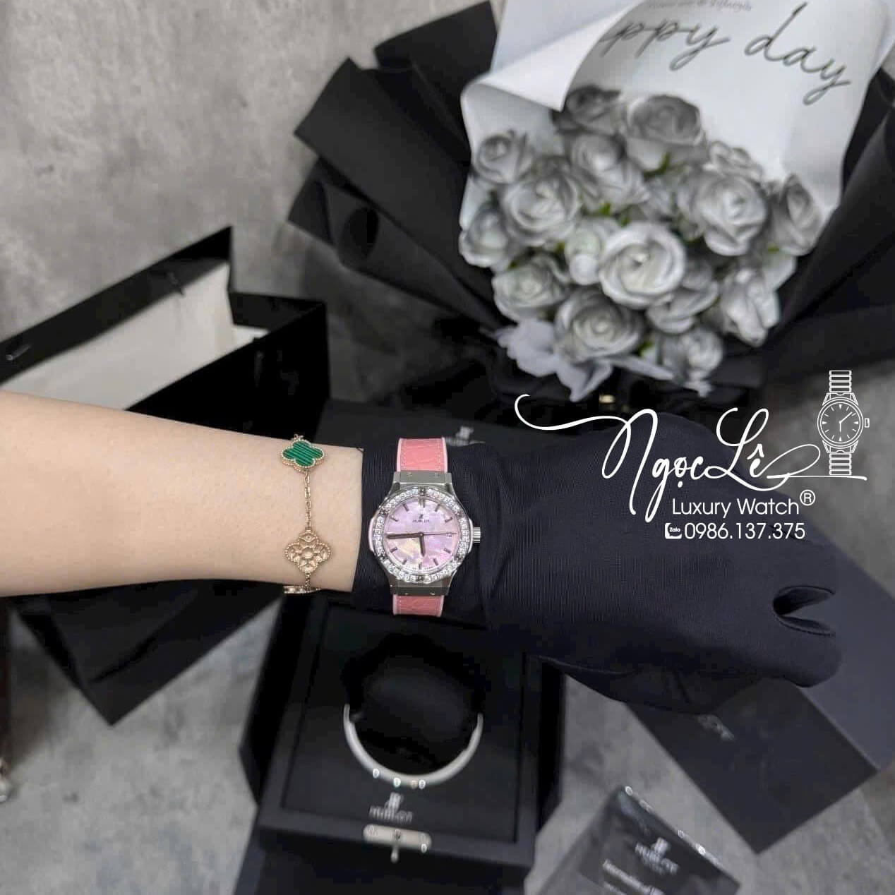 Đồng Hồ Nữ Hublot Classic Fusion Titanium Màu Hồng Mặt Xà Cừ Hồng Viền Đá CZ Dây Da Replica Size 31mm