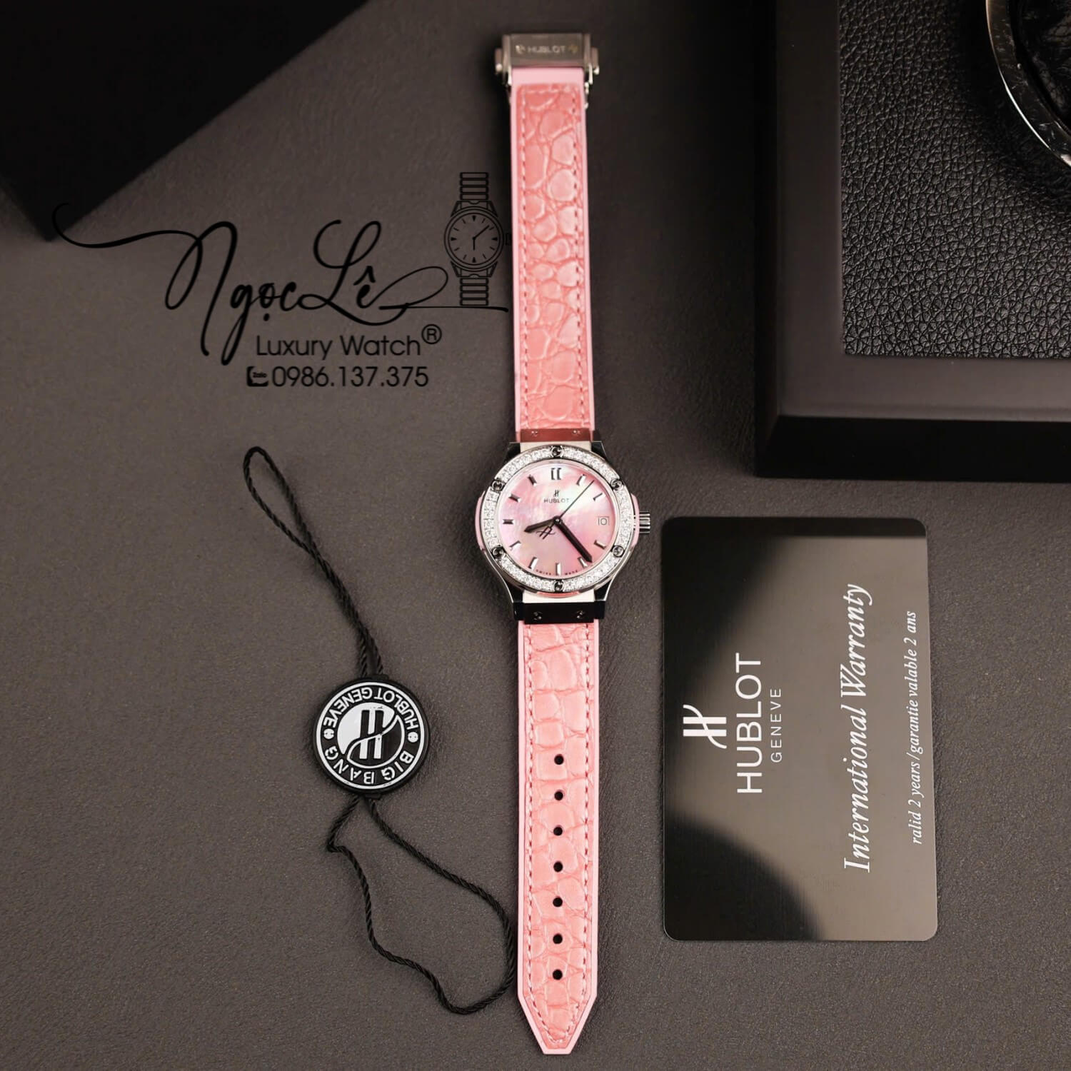 Đồng Hồ Nữ Hublot Classic Fusion Titanium Màu Hồng Mặt Xà Cừ Hồng Viền Đá CZ Dây Da Replica Size 31mm