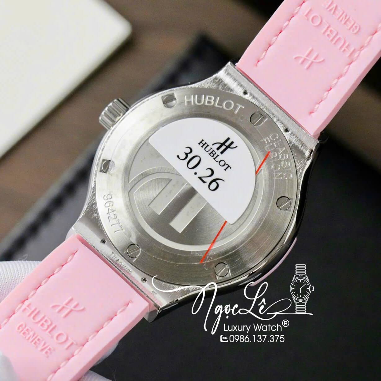 Đồng Hồ Nữ Hublot Classic Fusion Titanium Màu Hồng Mặt Xà Cừ Hồng Viền Đá CZ Dây Da Replica Size 31mm