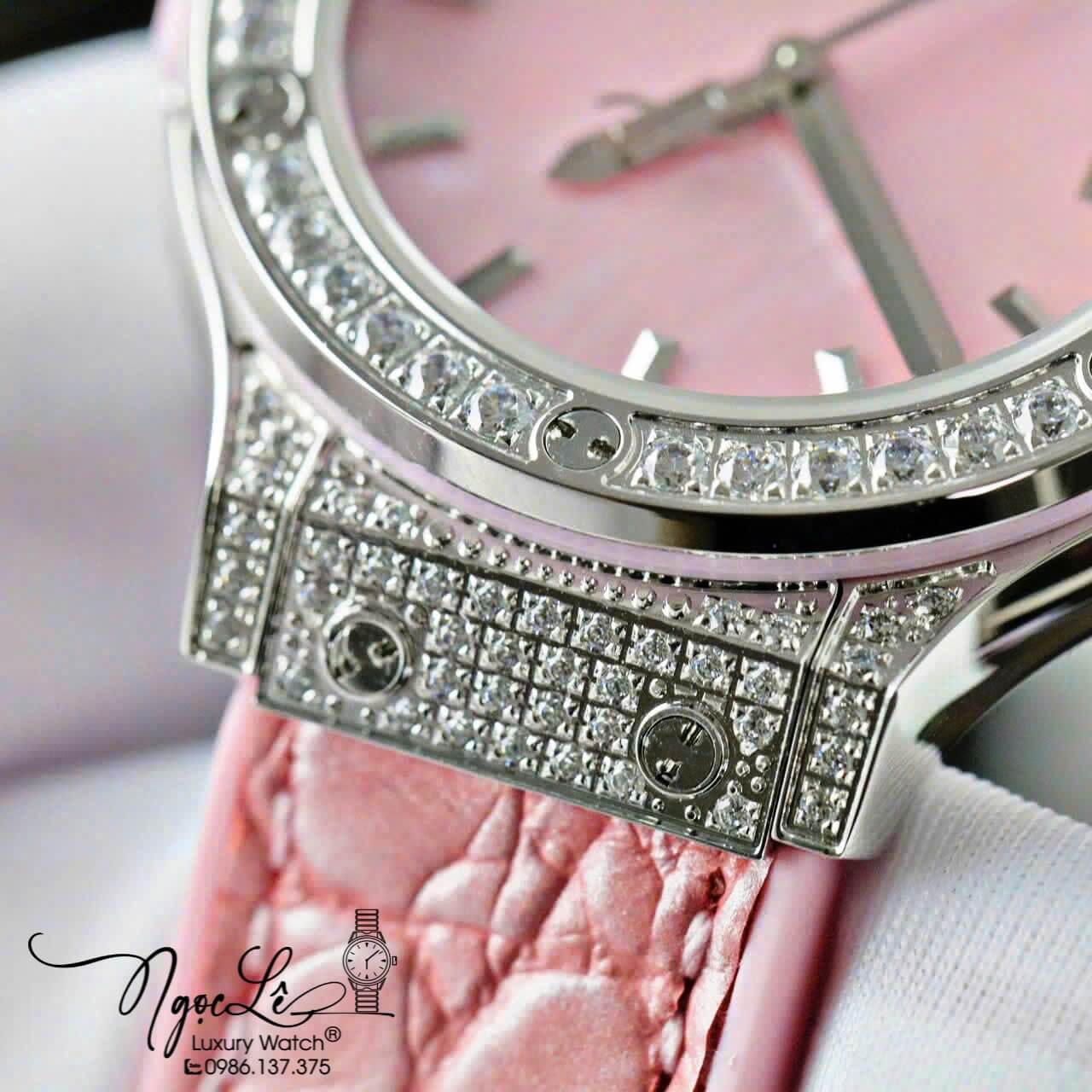 Đồng Hồ Nữ Hublot Classic Fusion Titanium Màu Hồng Mặt Xà Cừ Hồng Viền Đá CZ Dây Da Replica Size 31mm