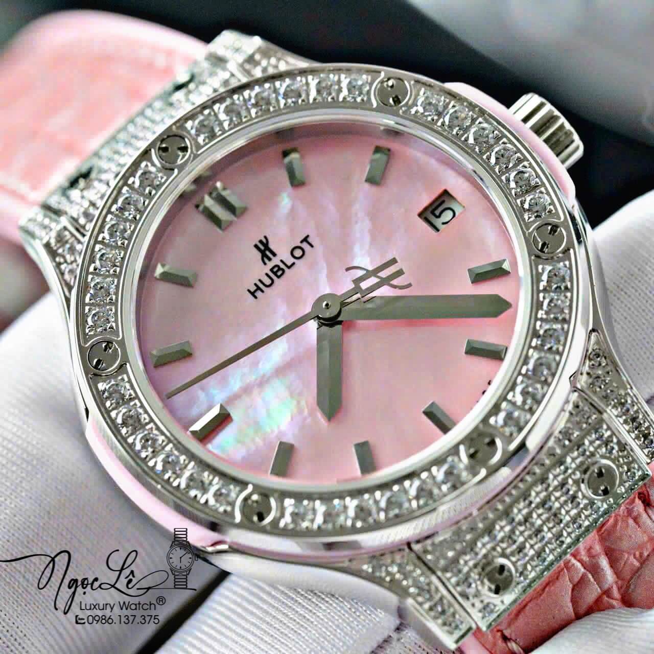 Đồng Hồ Nữ Hublot Classic Fusion Titanium Màu Hồng Mặt Xà Cừ Hồng Viền Đá CZ Dây Da Replica Size 31mm