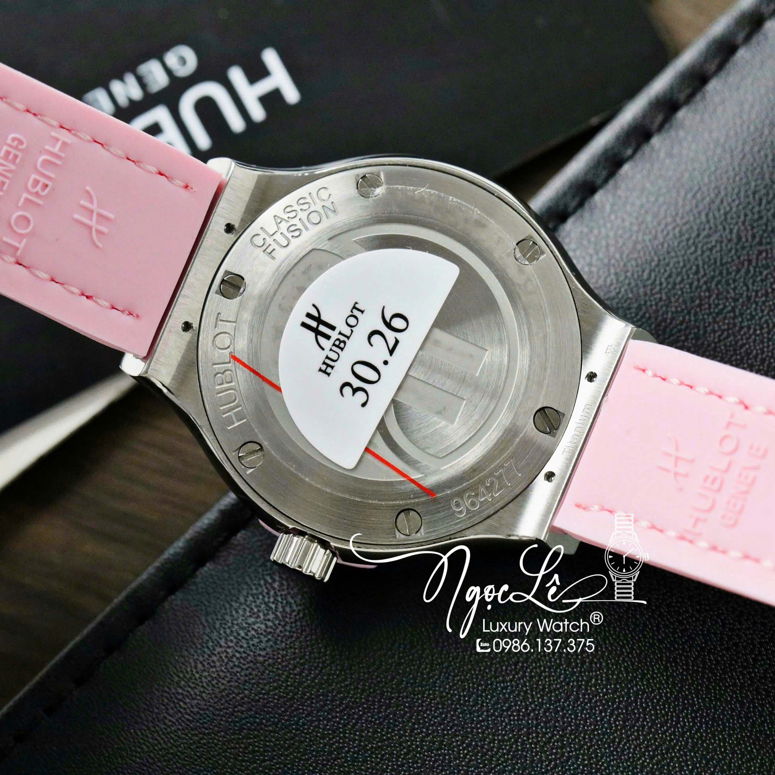 Đồng Hồ Nữ Hublot Classic Fusion Titanium Màu Hồng Mặt Xà Cừ Hồng Viền Đá CZ Dây Da Replica Size 31mm