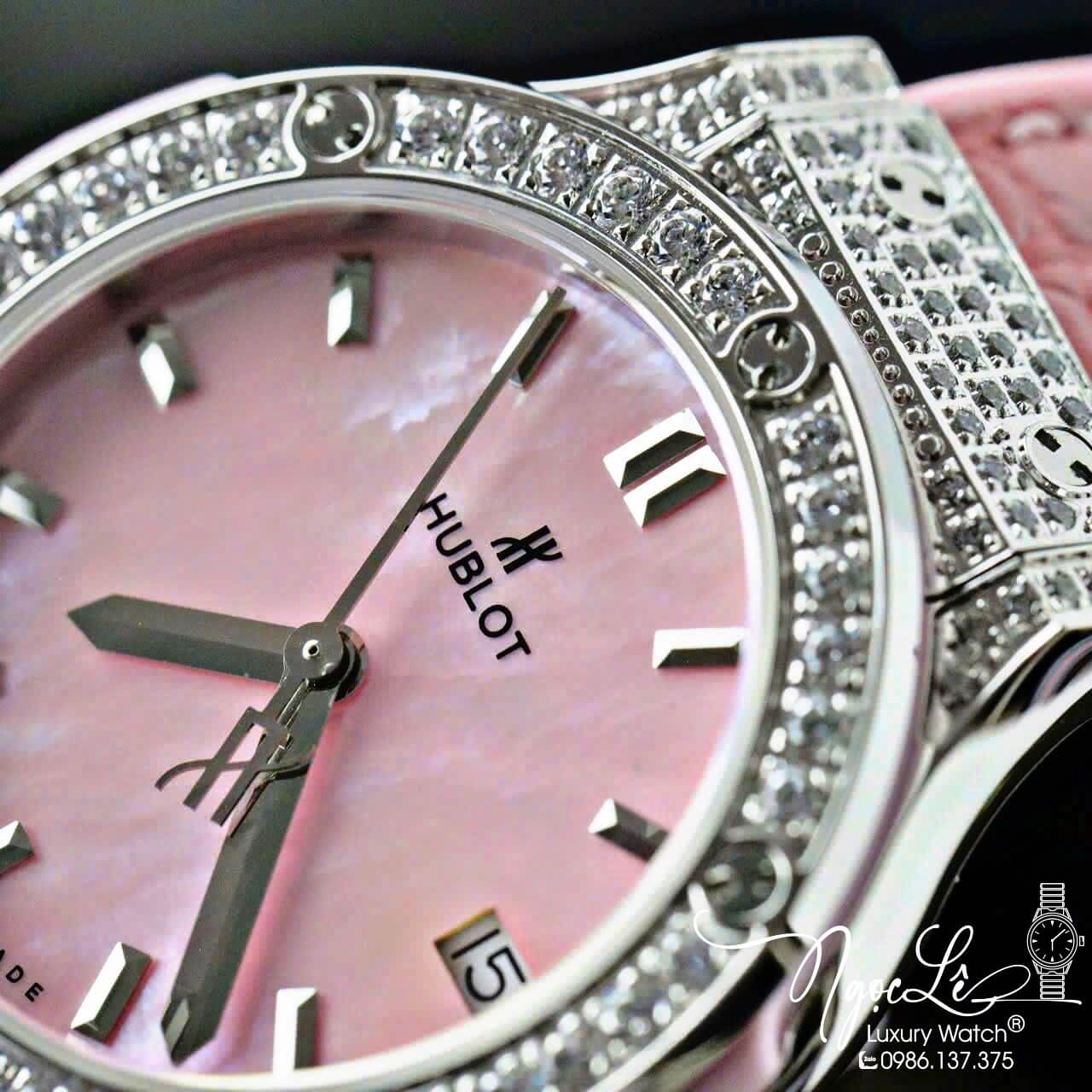 Đồng Hồ Nữ Hublot Classic Fusion Titanium Màu Hồng Mặt Xà Cừ Hồng Viền Đá CZ Dây Da Replica Size 31mm