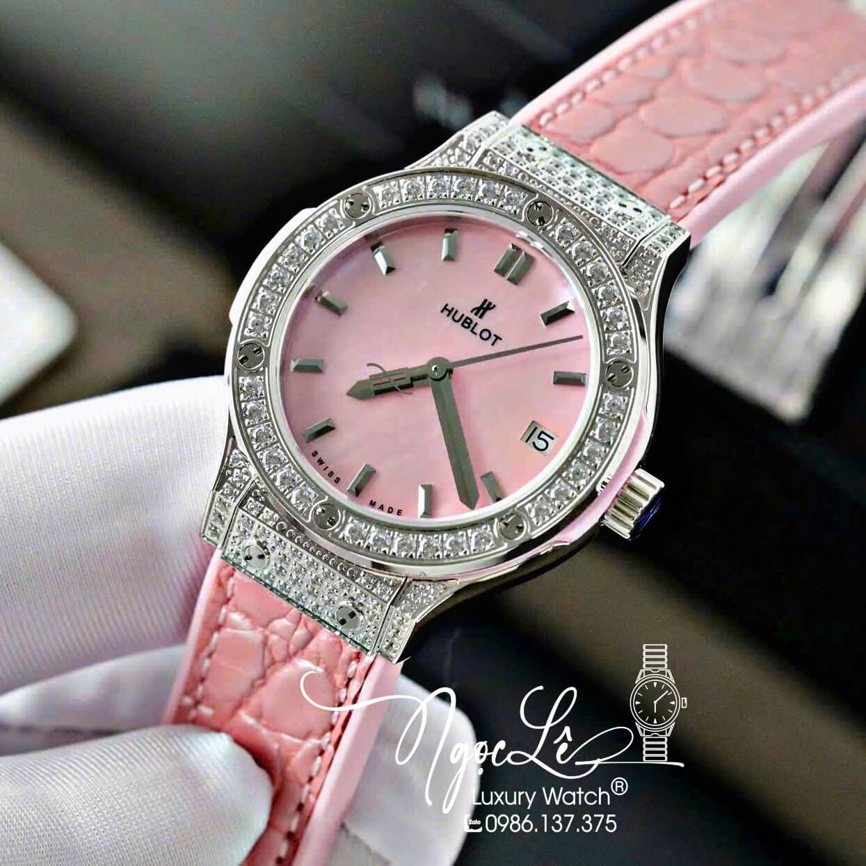 Đồng Hồ Nữ Hublot Classic Fusion Titanium Màu Hồng Mặt Xà Cừ Hồng Viền Đá CZ Dây Da Replica Size 31mm