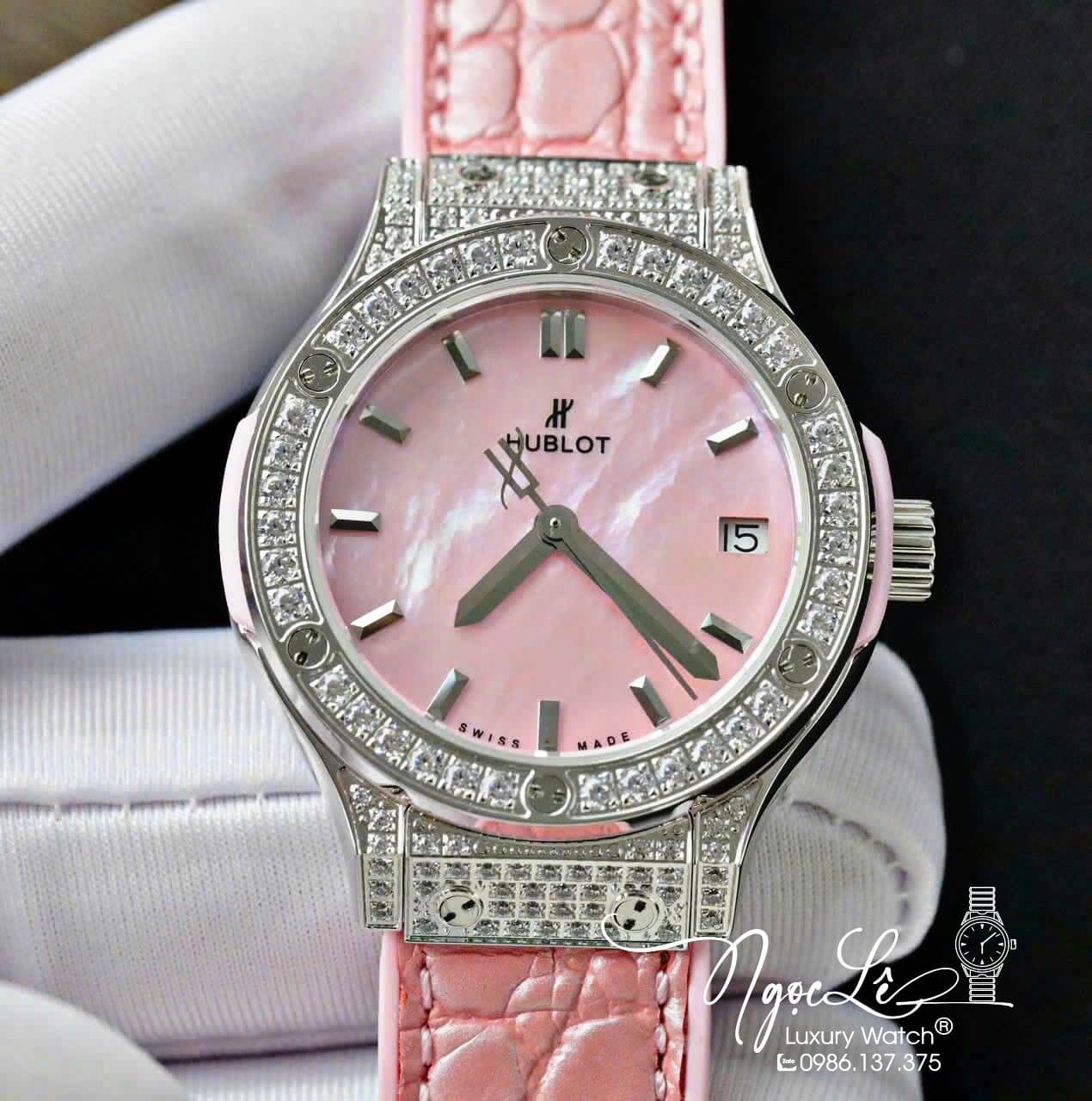 Đồng Hồ Nữ Hublot Classic Fusion Titanium Màu Hồng Mặt Xà Cừ Hồng Viền Đá CZ Dây Da Replica Size 31mm