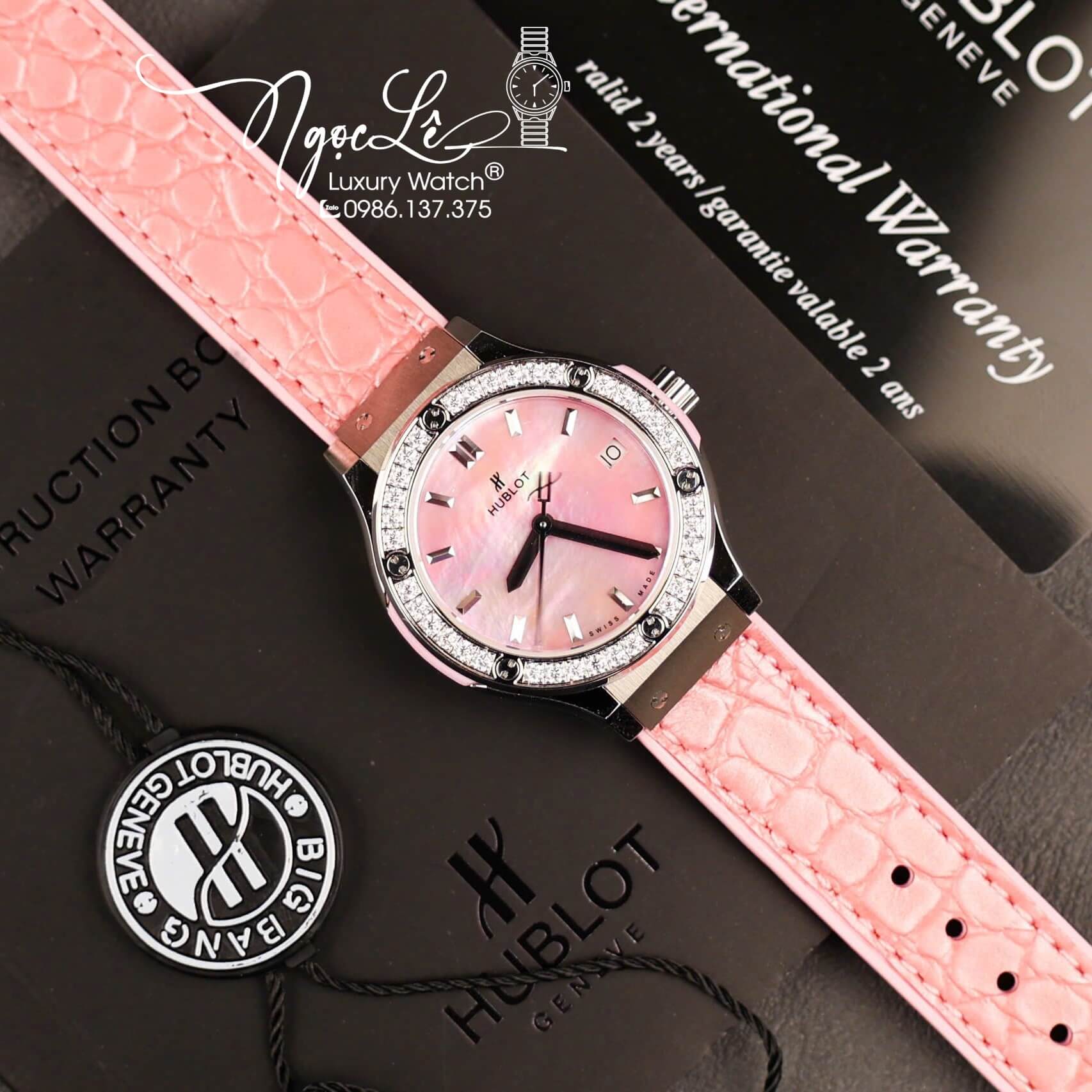 Đồng Hồ Nữ Hublot Classic Fusion Titanium Màu Hồng Mặt Xà Cừ Hồng Viền Đá CZ Dây Da Replica Size 31mm