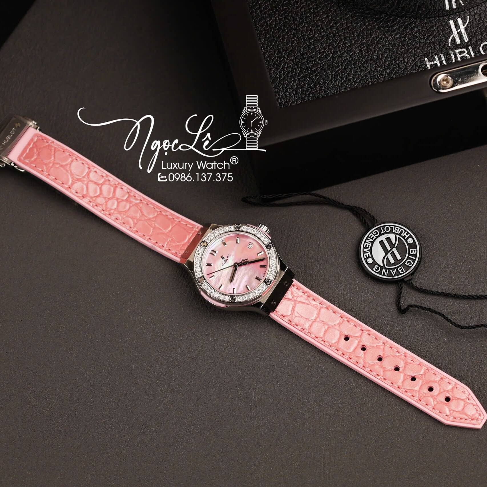 Đồng Hồ Nữ Hublot Classic Fusion Titanium Màu Hồng Mặt Xà Cừ Hồng Viền Đá CZ Dây Da Replica Size 31mm