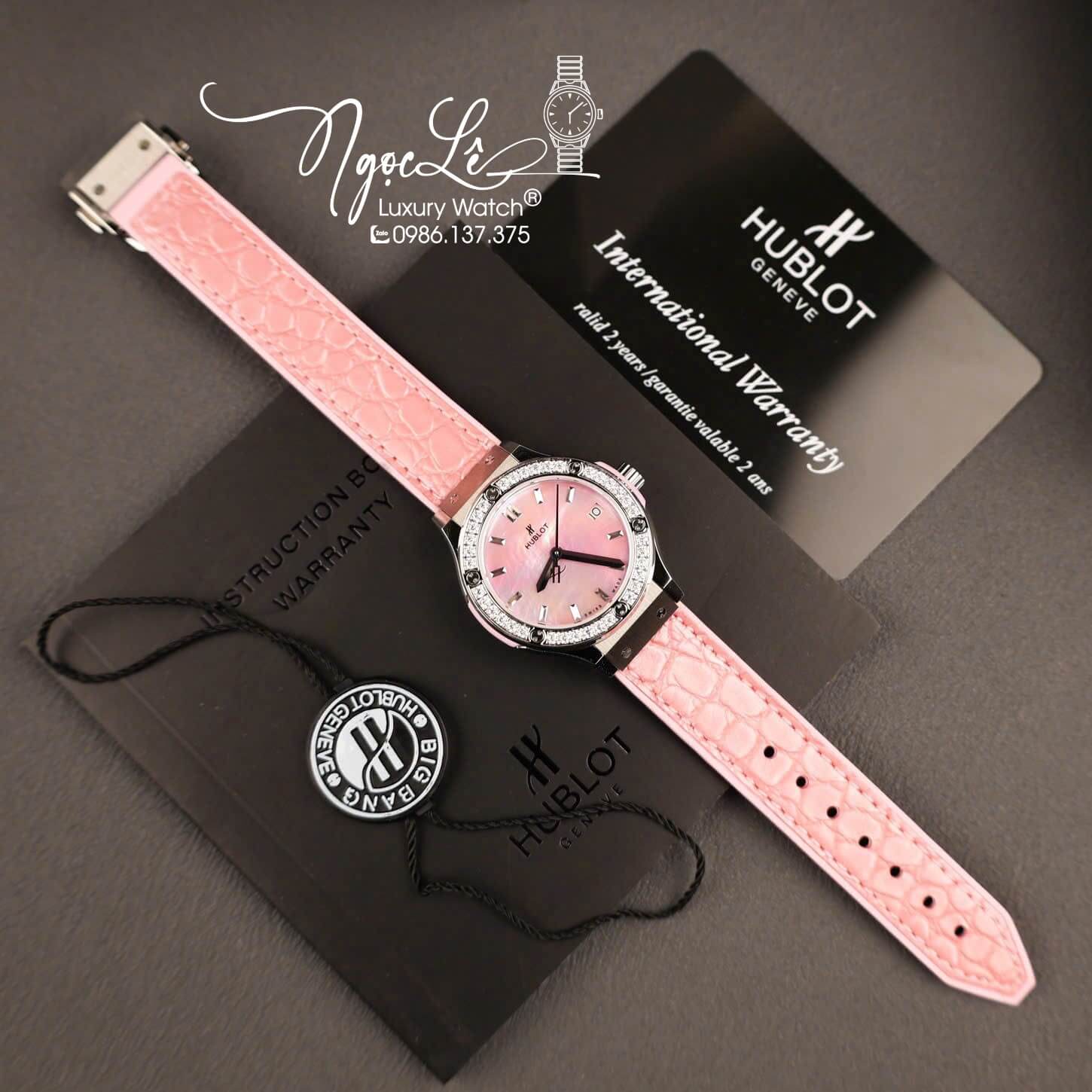 Đồng Hồ Nữ Hublot Classic Fusion Titanium Màu Hồng Mặt Xà Cừ Hồng Viền Đá CZ Dây Da Replica Size 31mm
