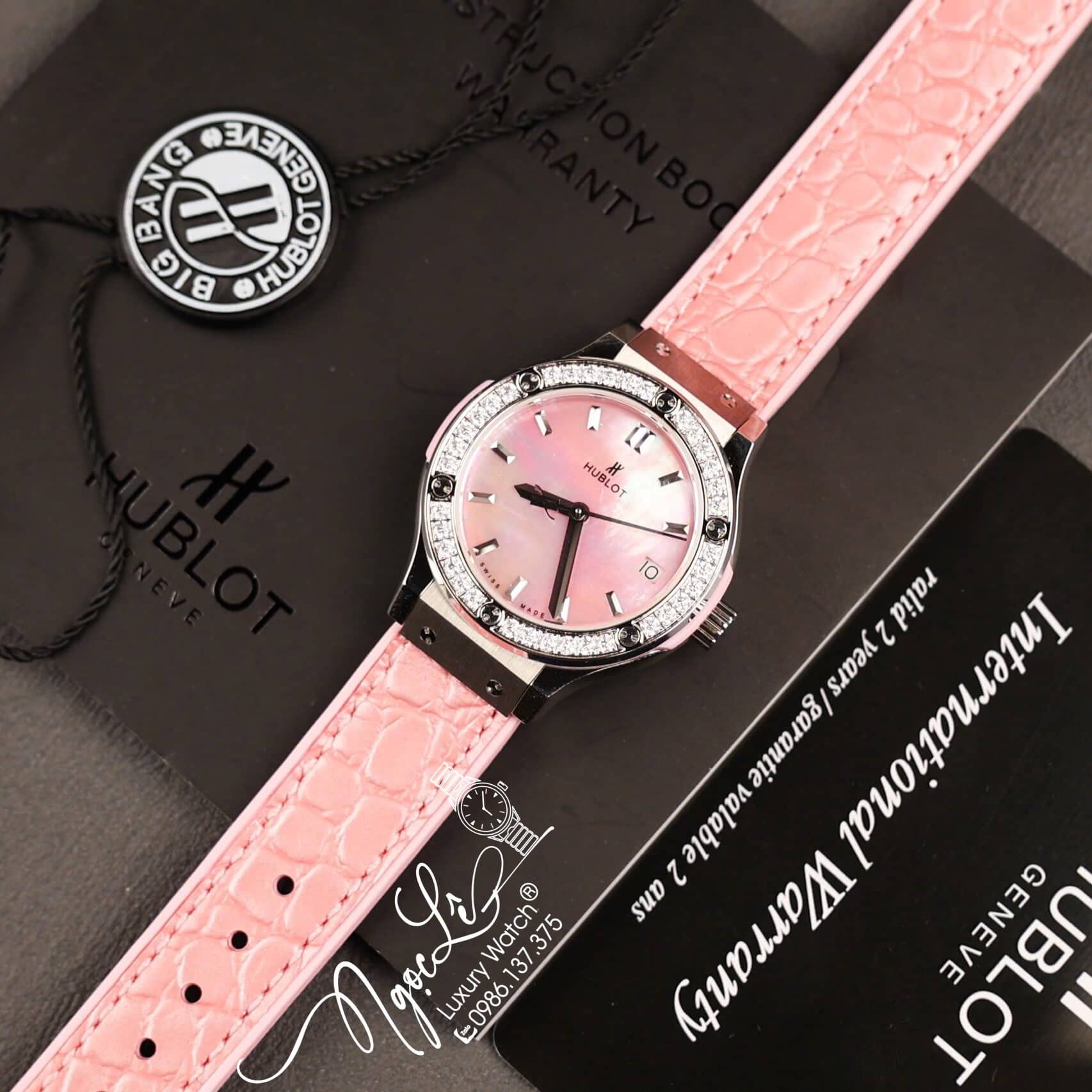 Đồng Hồ Nữ Hublot Classic Fusion Titanium Màu Hồng Mặt Xà Cừ Hồng Viền Đá CZ Dây Da Replica Size 31mm