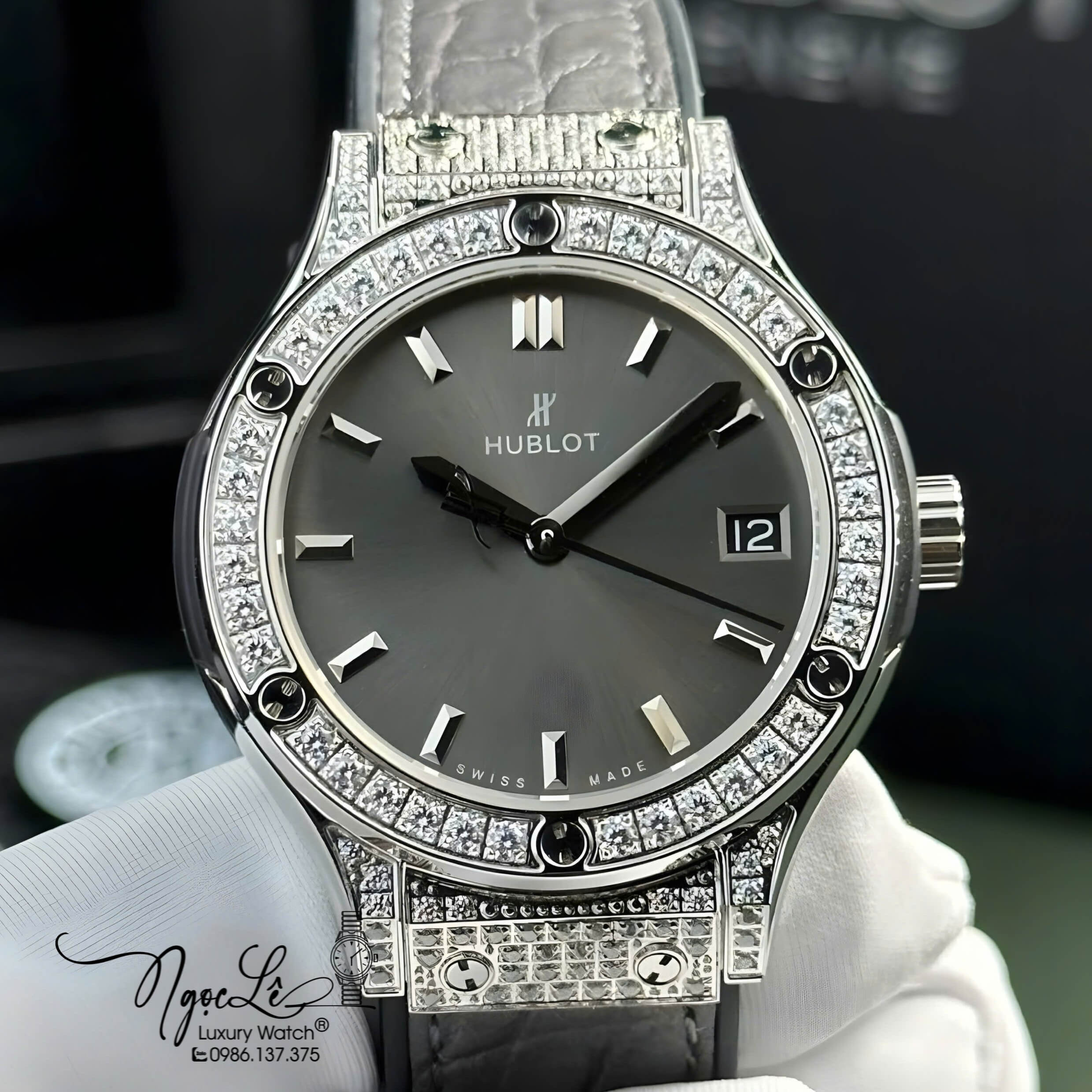 Đồng Hồ Nữ Hublot Classic Fusion Titanium Màu Xám Viền Đá CZ Dây Da Replica Size 31mm