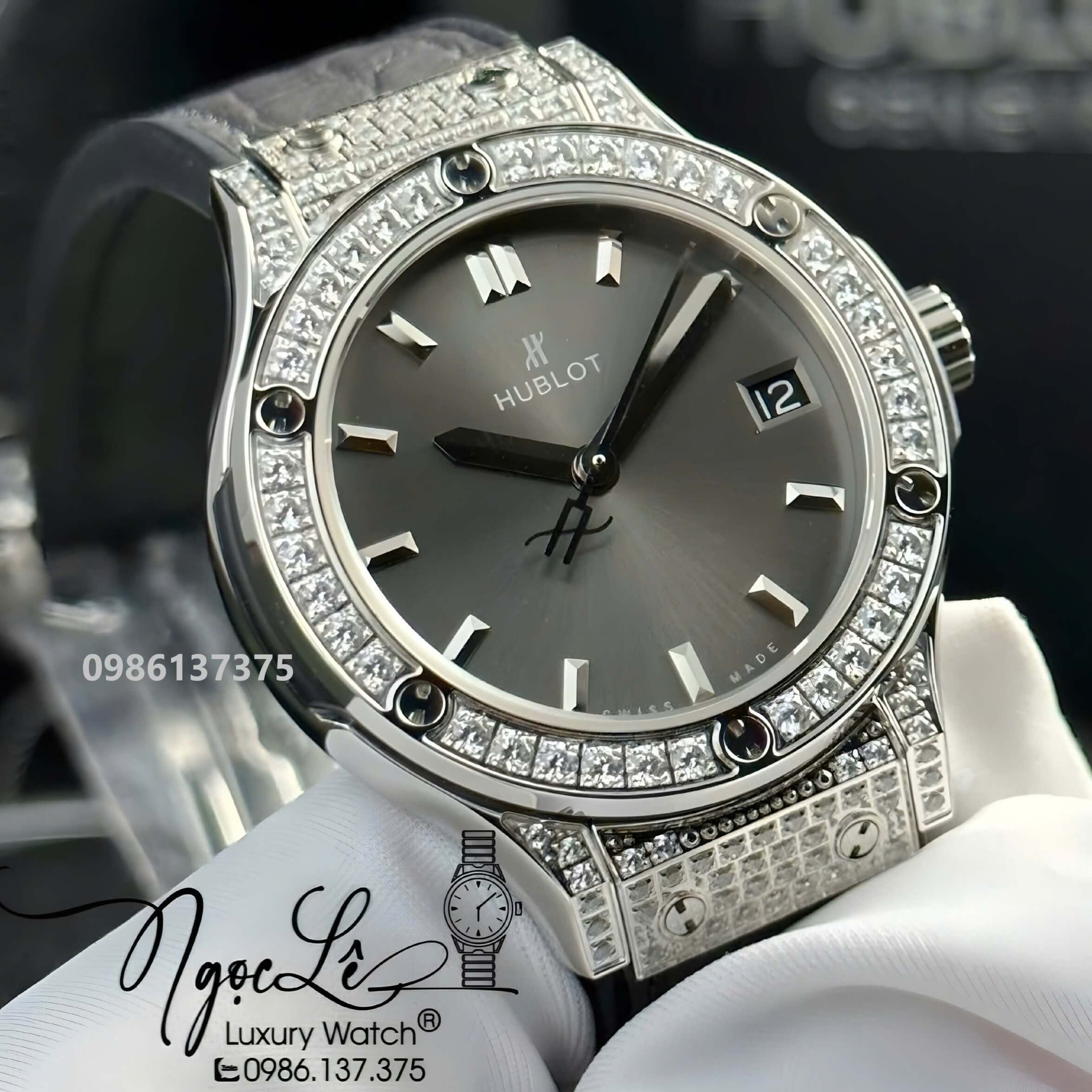 Đồng Hồ Nữ Hublot Classic Fusion Titanium Màu Xám Viền Đá CZ Dây Da Replica Size 31mm