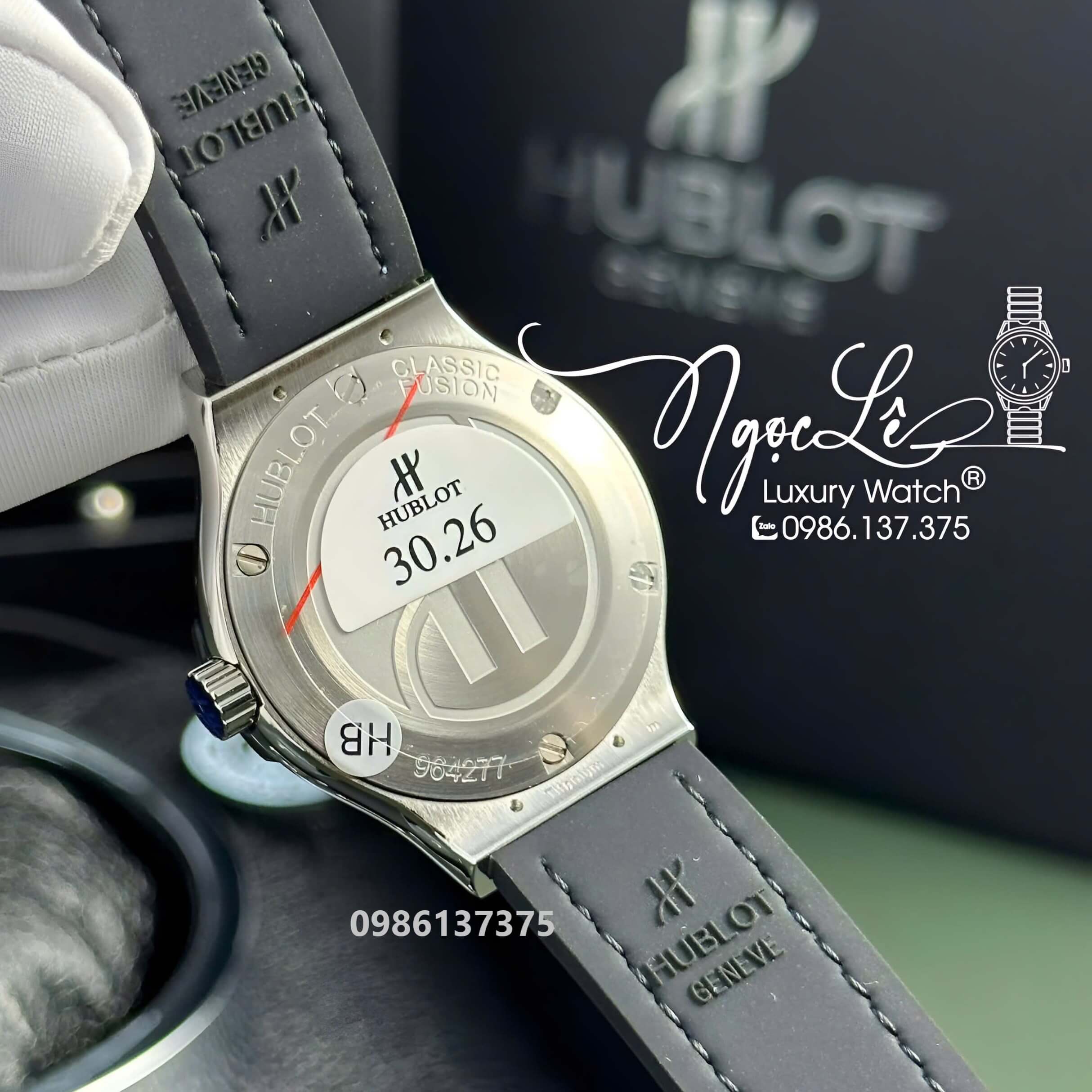 Đồng Hồ Nữ Hublot Classic Fusion Titanium Màu Xám Viền Đá CZ Dây Da Replica Size 31mm