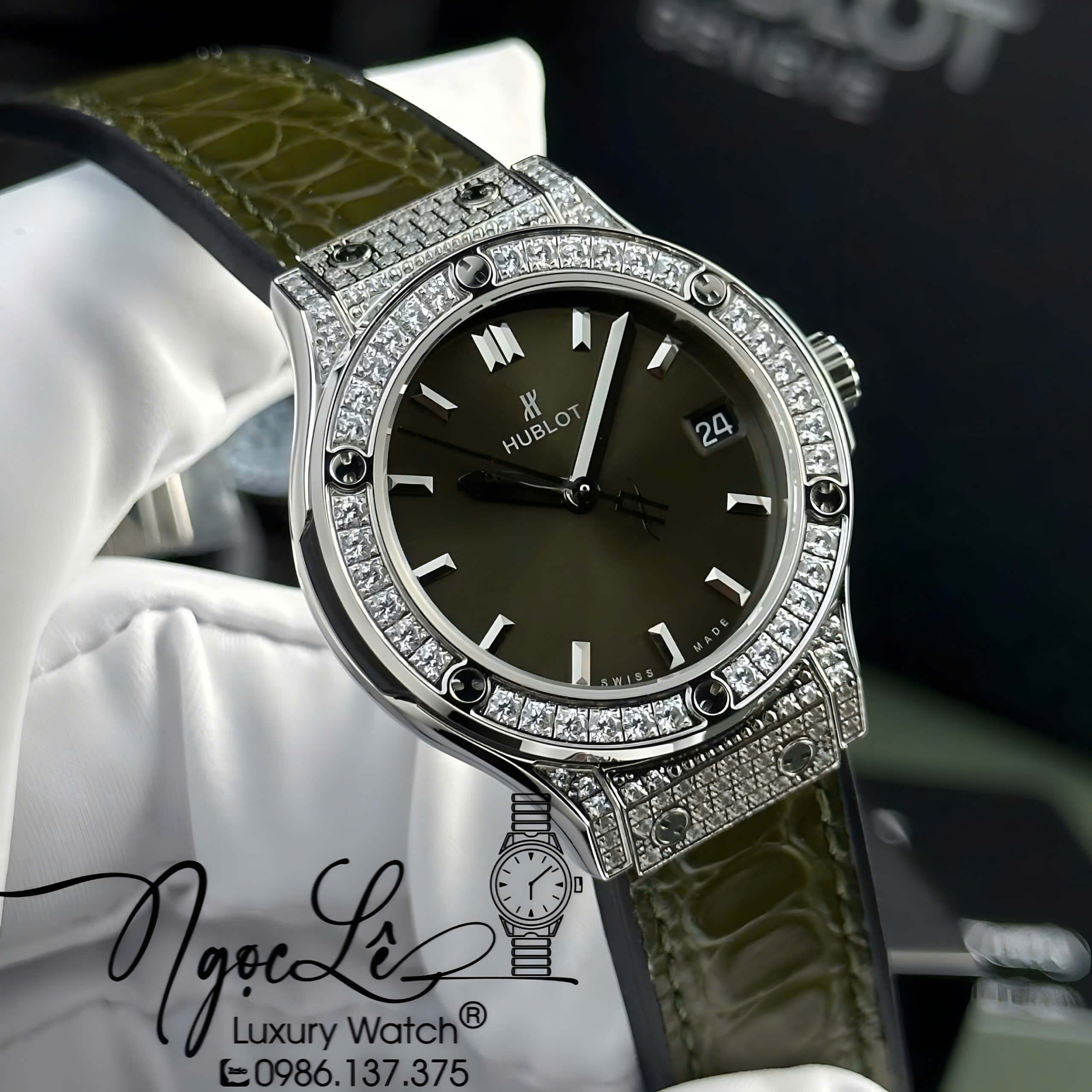 Đồng Hồ Nữ Hublot Classic Fusion Titanium Màu Xanh Rêu Mặt Xà Cừ Viền Đá CZ Dây Da Replica Size 31mm