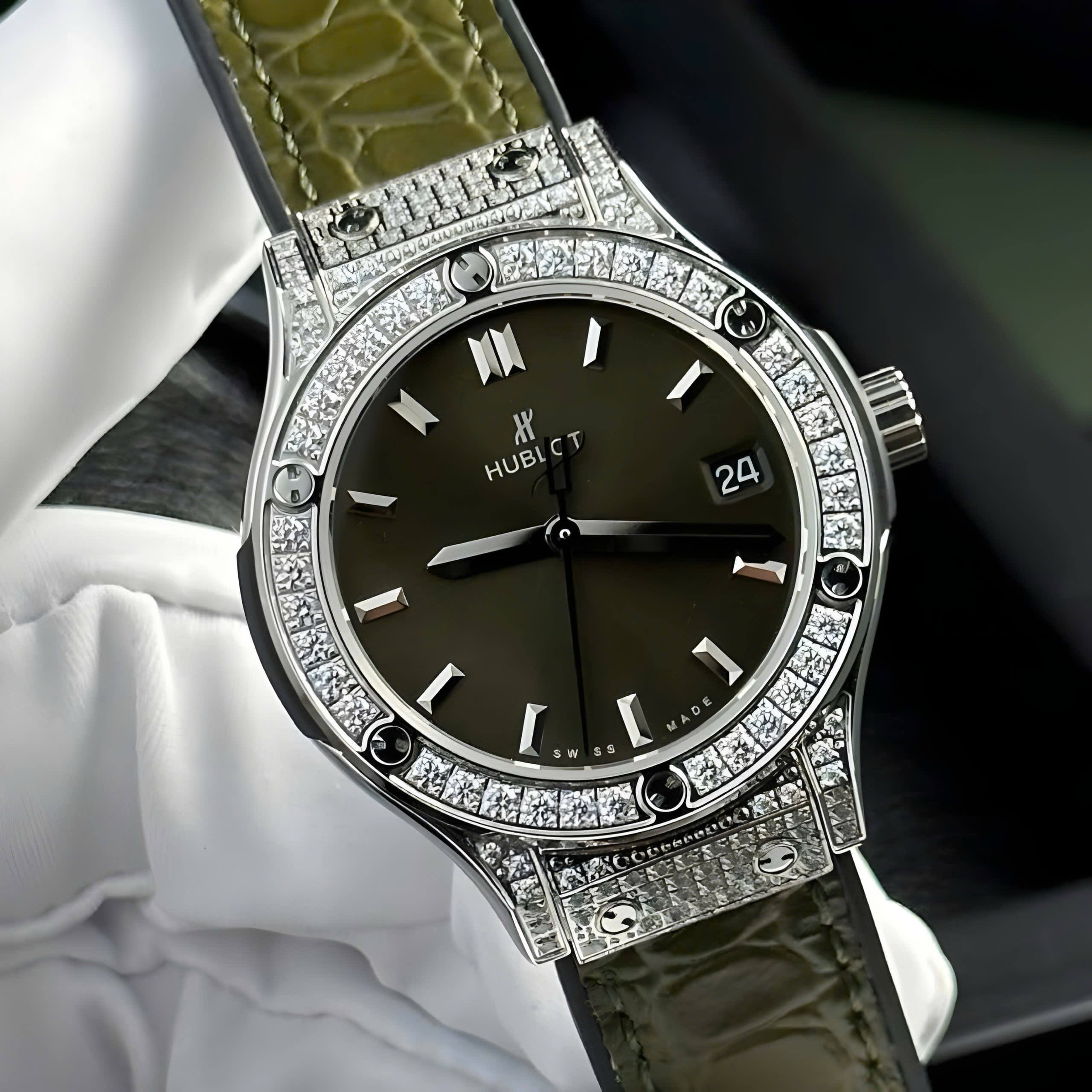 Đồng Hồ Nữ Hublot Classic Fusion Titanium Màu Xanh Rêu Mặt Xà Cừ Viền Đá CZ Dây Da Replica Size 31mm