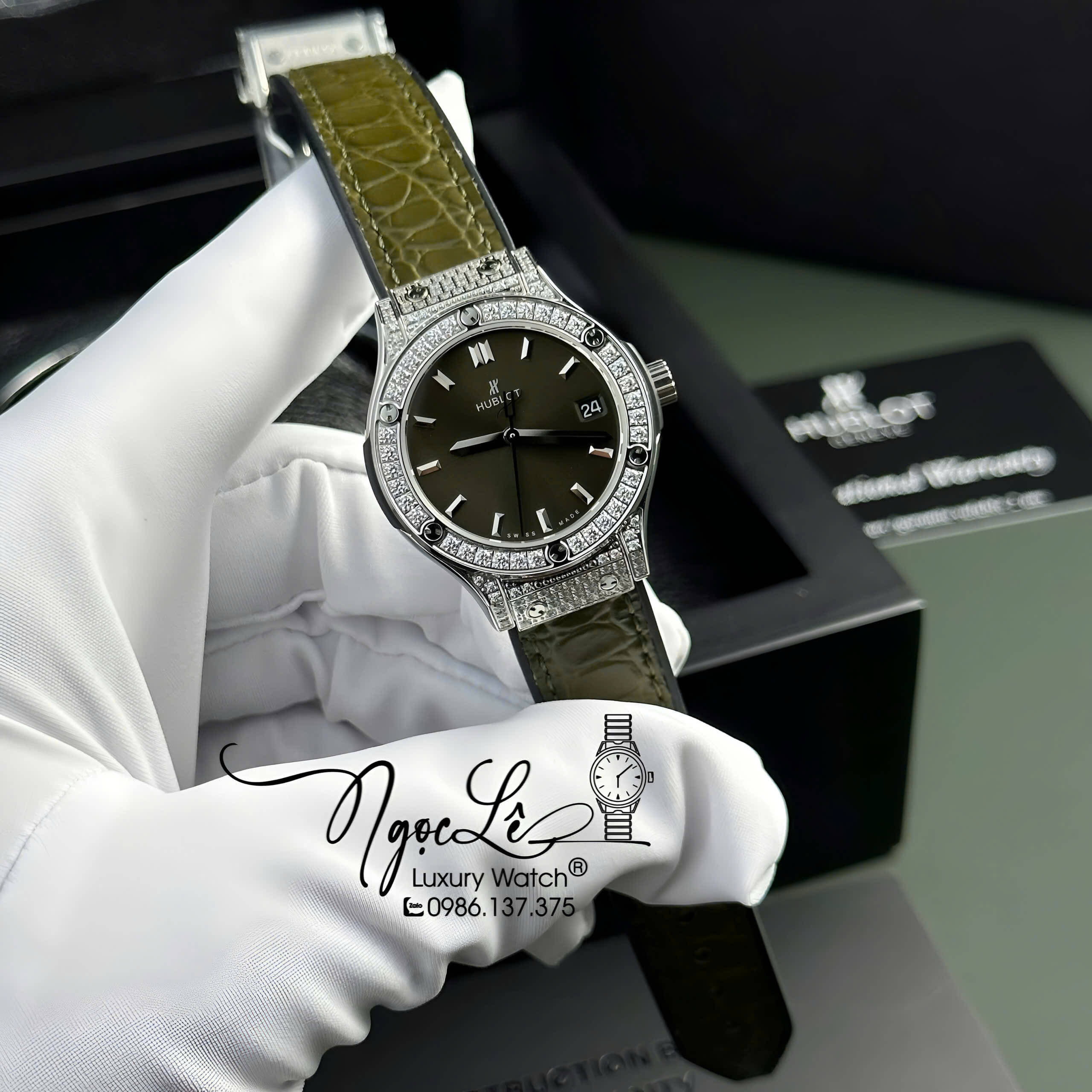 Đồng Hồ Nữ Hublot Classic Fusion Titanium Màu Xanh Rêu Mặt Xà Cừ Viền Đá CZ Dây Da Replica Size 31mm