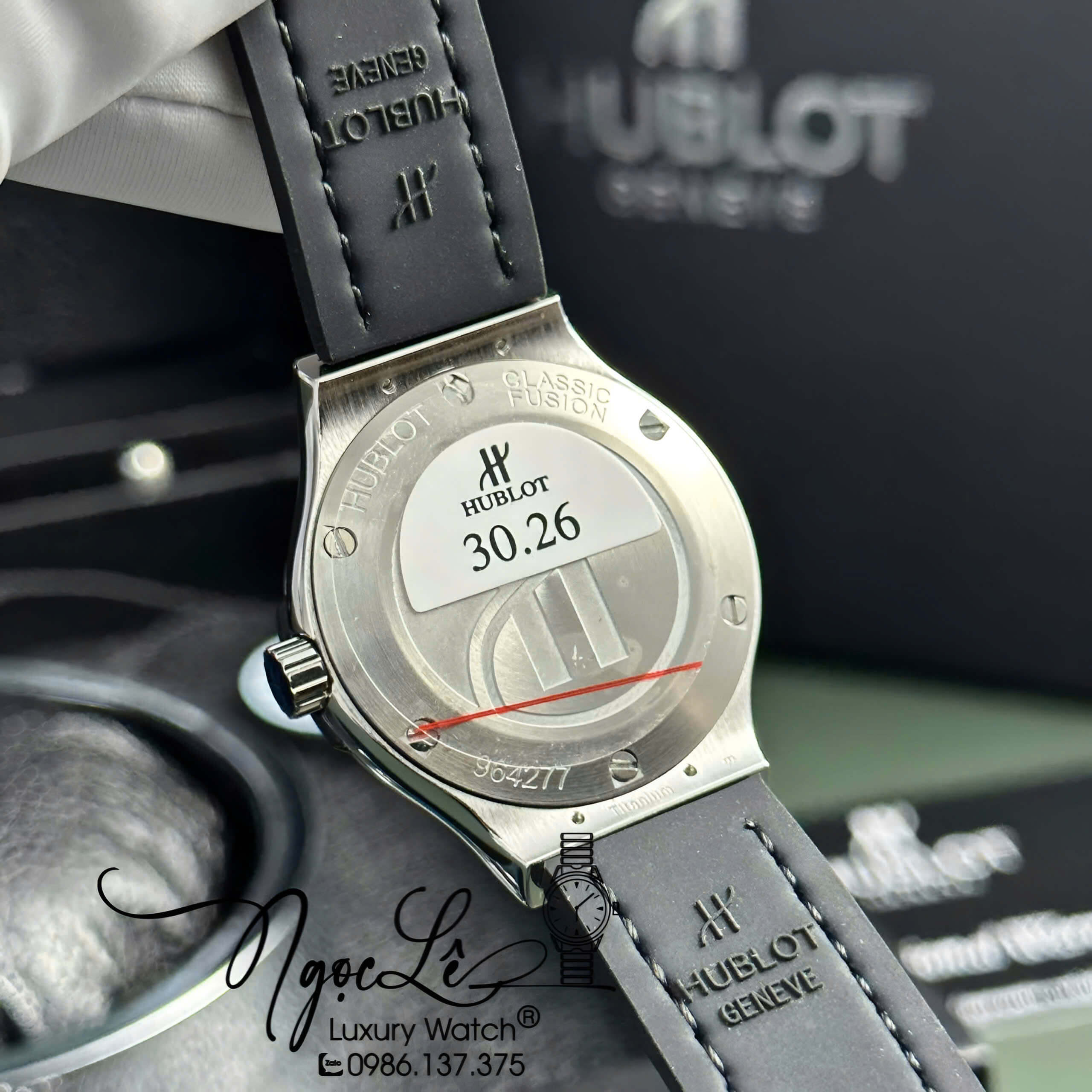 Đồng Hồ Nữ Hublot Classic Fusion Titanium Màu Xanh Rêu Mặt Xà Cừ Viền Đá CZ Dây Da Replica Size 31mm