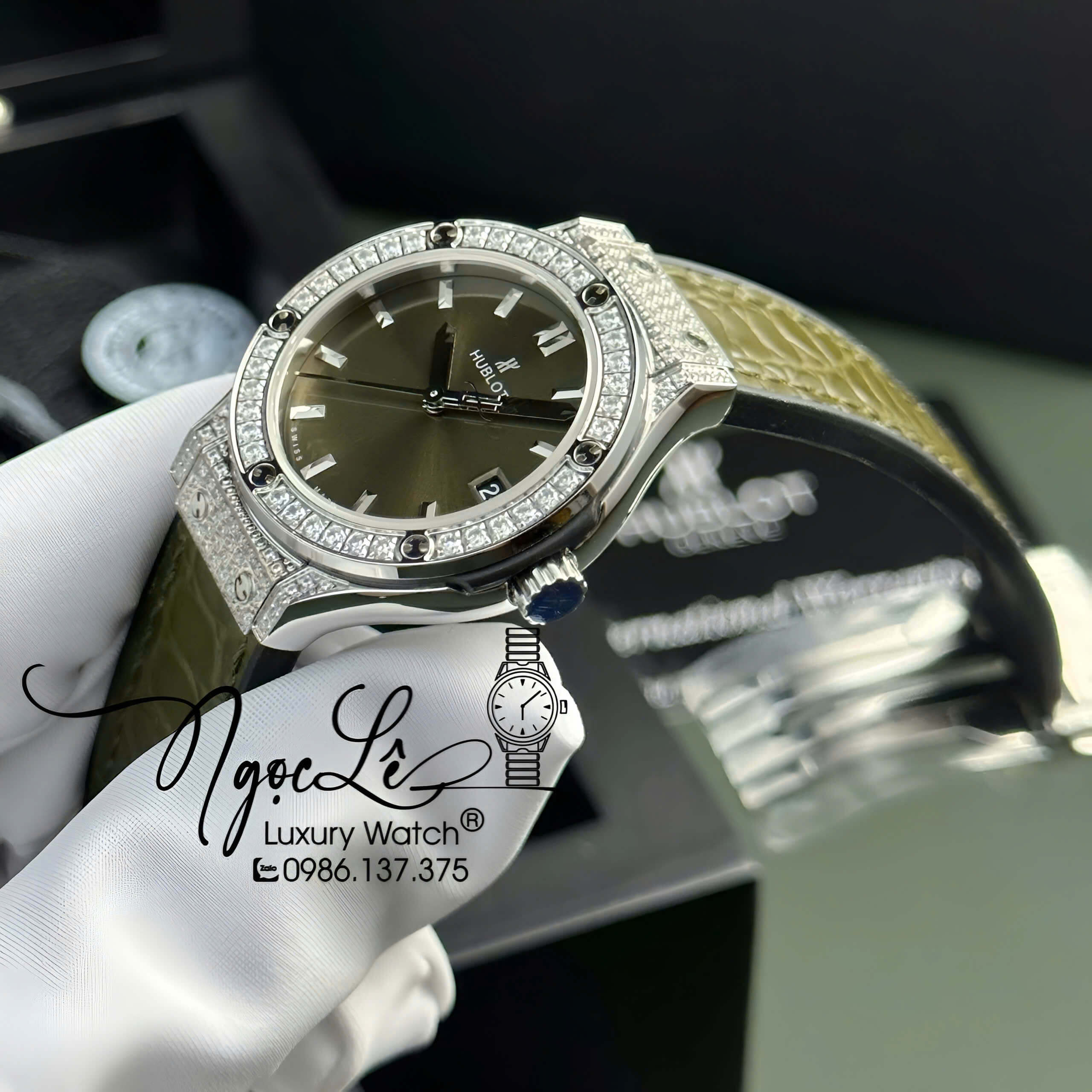 Đồng Hồ Nữ Hublot Classic Fusion Titanium Màu Xanh Rêu Mặt Xà Cừ Viền Đá CZ Dây Da Replica Size 31mm