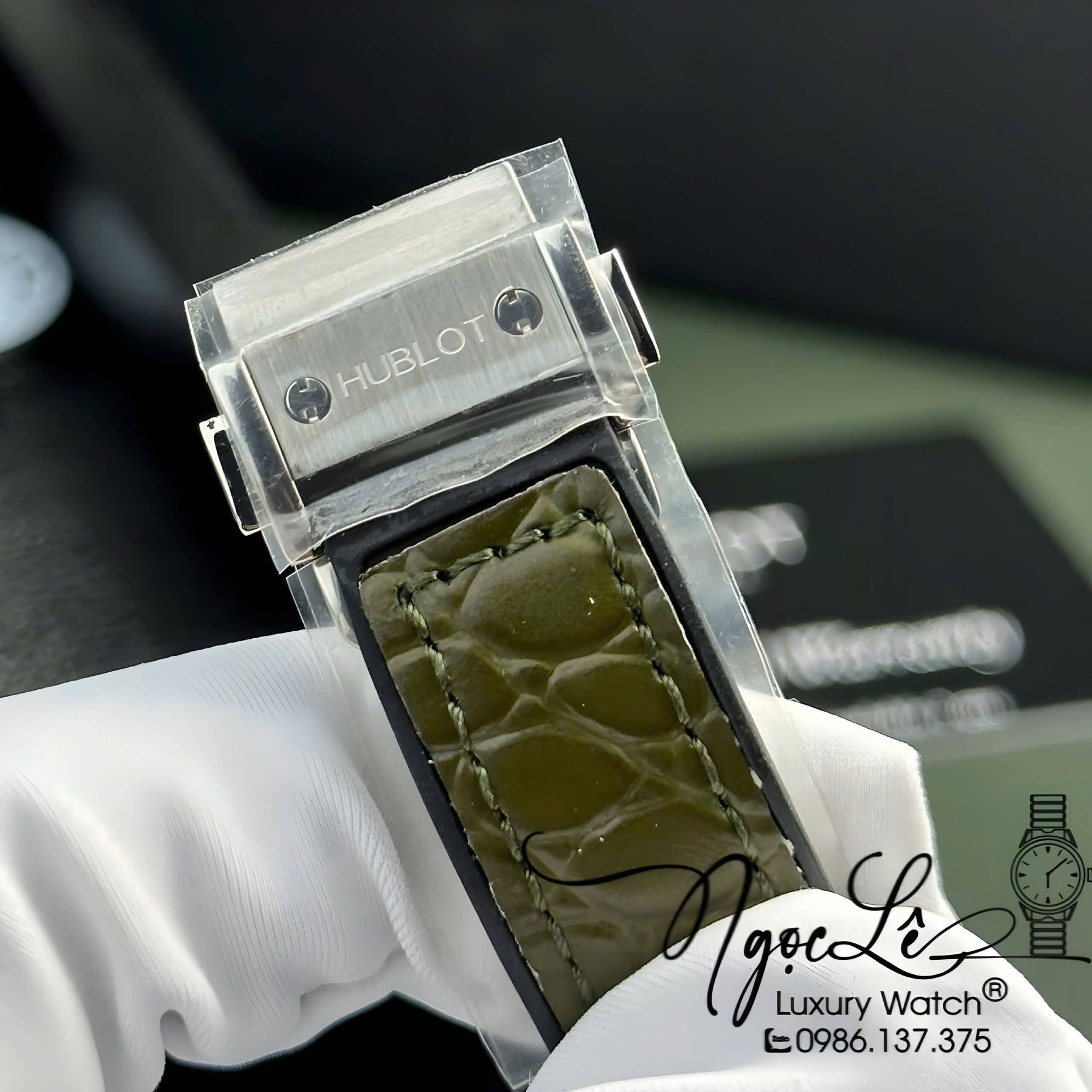 Đồng Hồ Nữ Hublot Classic Fusion Titanium Màu Xanh Rêu Mặt Xà Cừ Viền Đá CZ Dây Da Replica Size 31mm