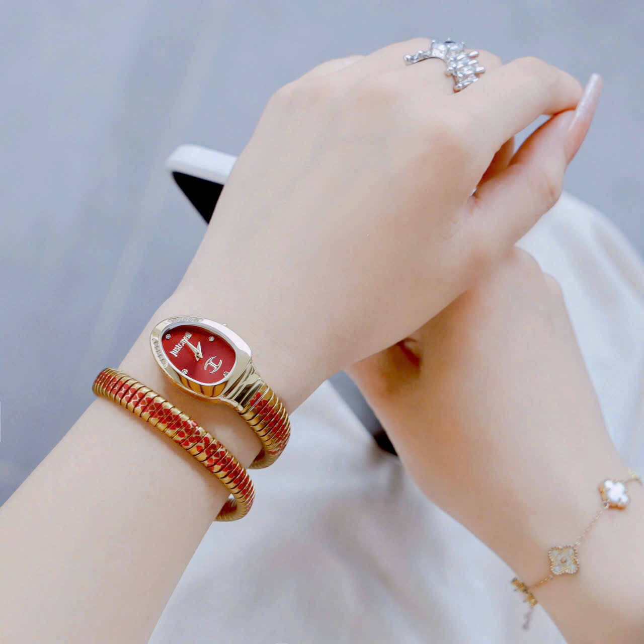 Đồng Hồ Nữ Just Cavalli Rắn Quấn Vòng Dây Kim Loại Màu Vàng Mix Đỏ Size 23mm