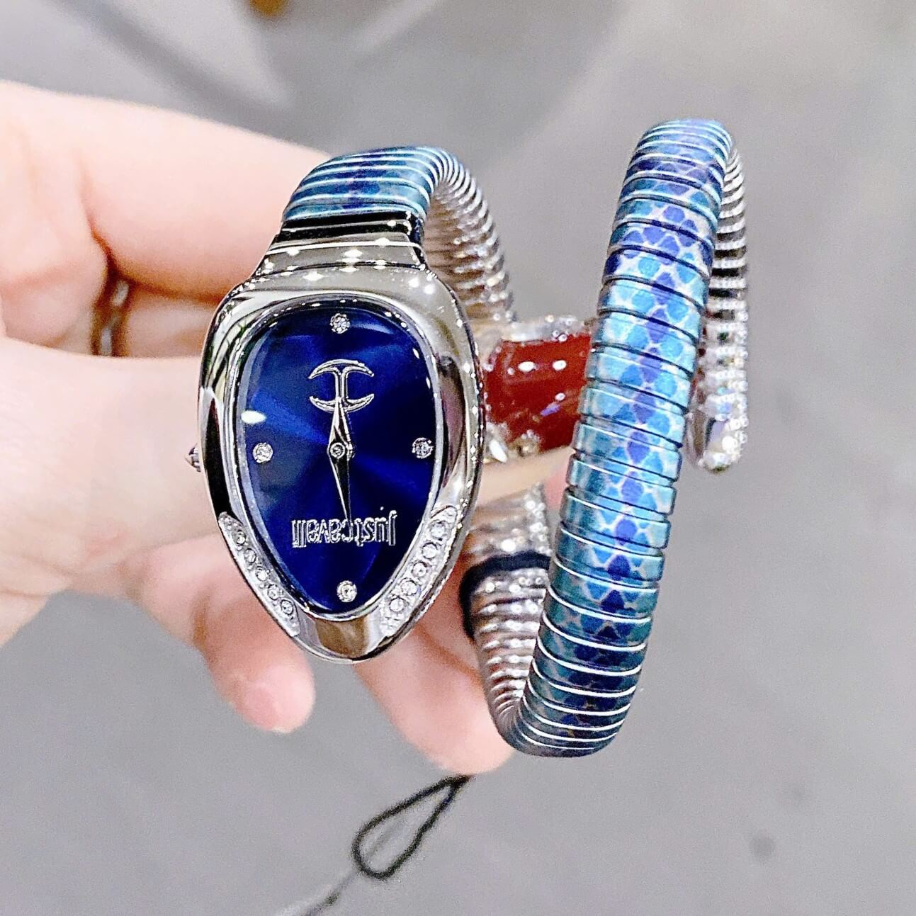 Đồng Hồ Nữ Just Cavalli Rắn Quấn Vòng Dây Kim Loại Màu Xanh Coban Size 23mm