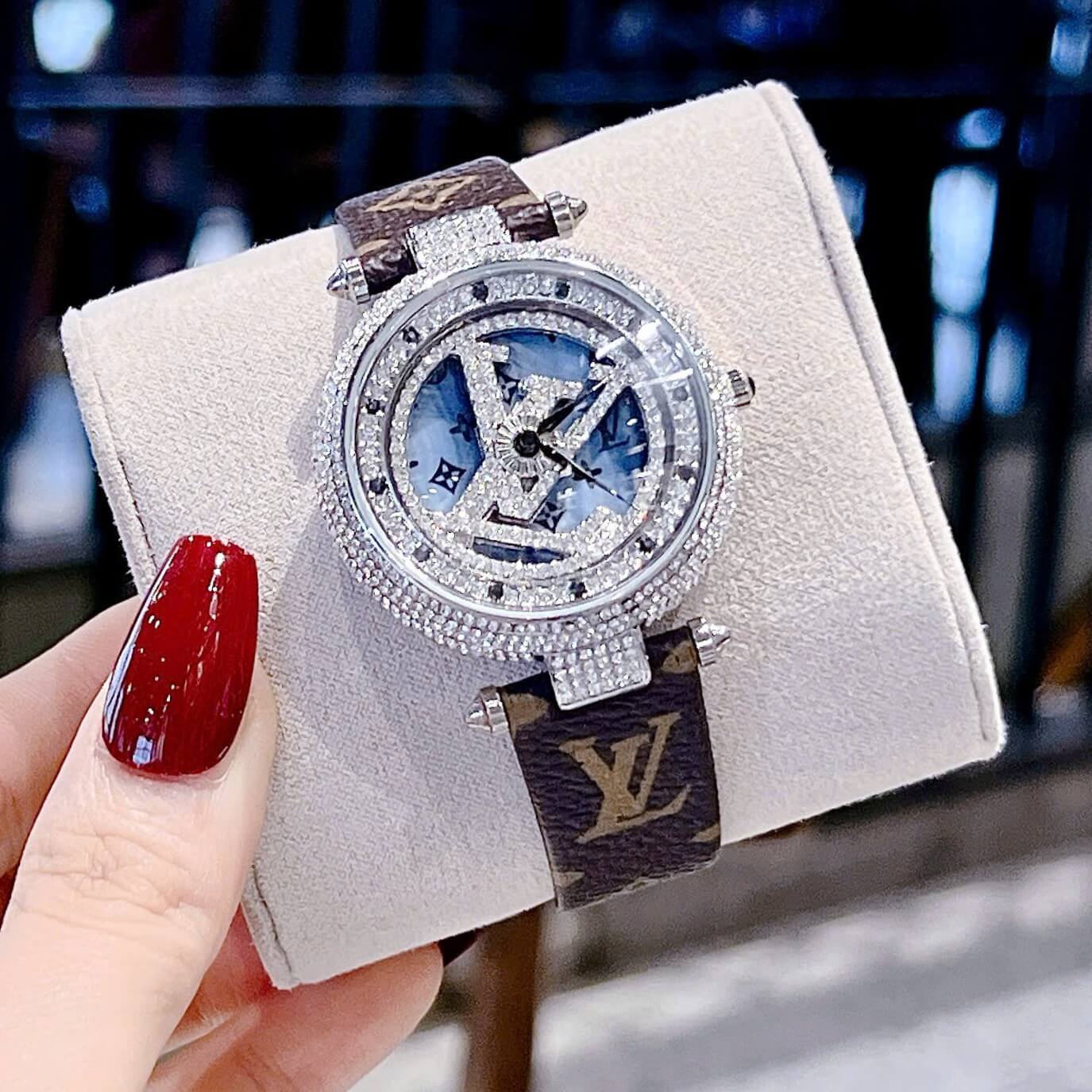 Đồng Hồ Nữ Louis Vuitton Dây Da Nâu Logo Mặt LV Xoay Đính Đá Size 38mm - Vỏ Silver