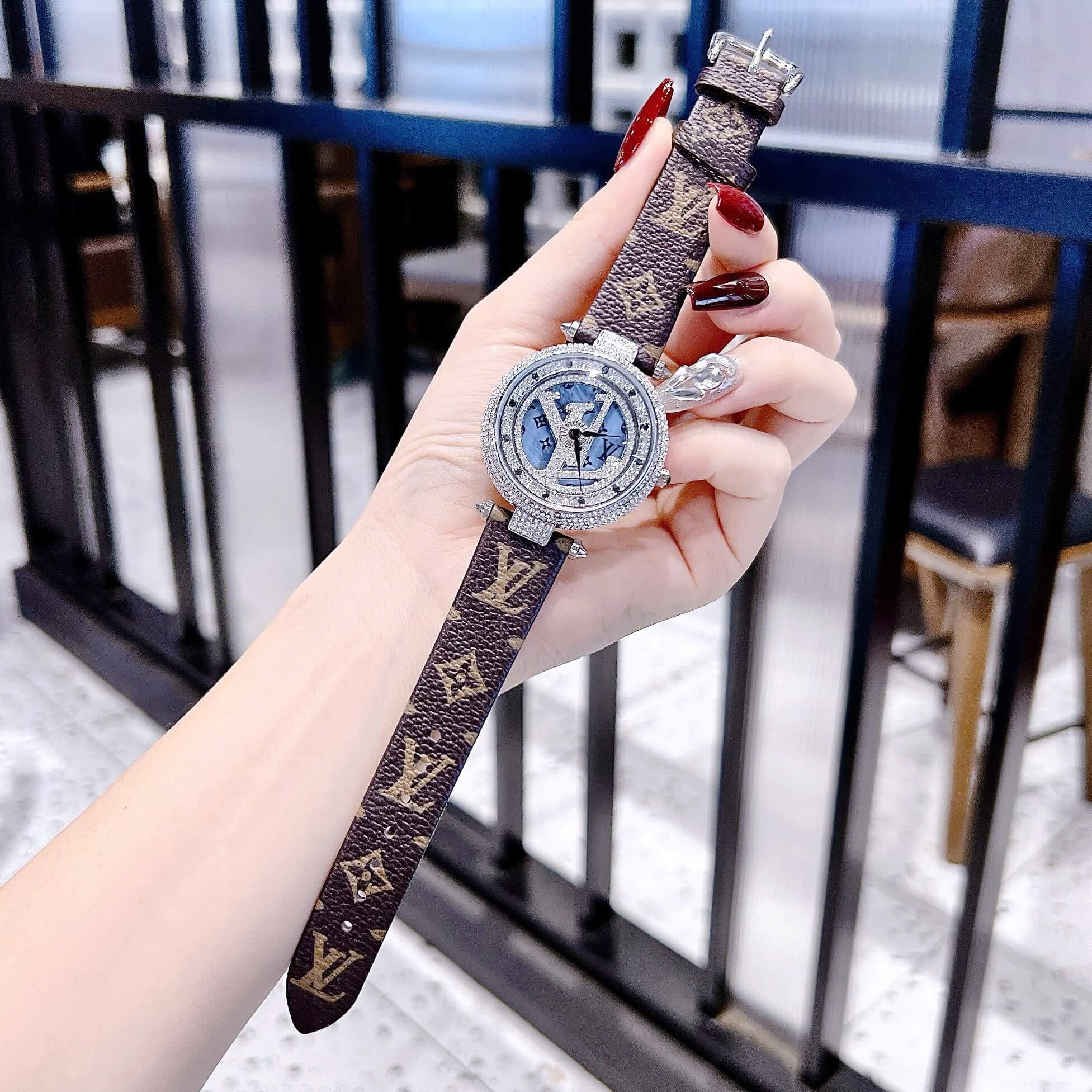 Đồng Hồ Nữ Louis Vuitton Dây Da Nâu Logo Mặt LV Xoay Đính Đá Size 38mm - Vỏ Silver