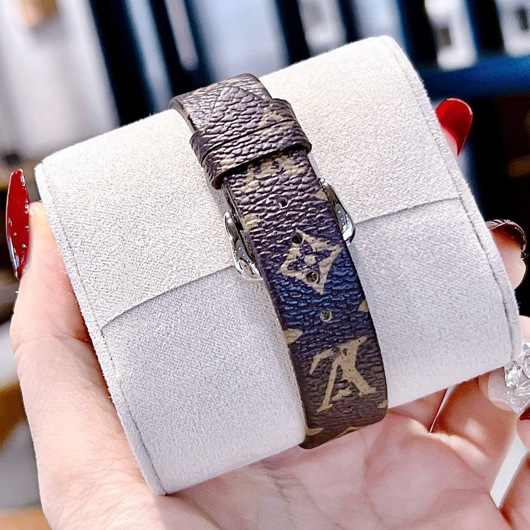 Đồng Hồ Nữ Louis Vuitton Dây Da Nâu Logo Mặt LV Xoay Đính Đá Size 38mm - Vỏ Silver