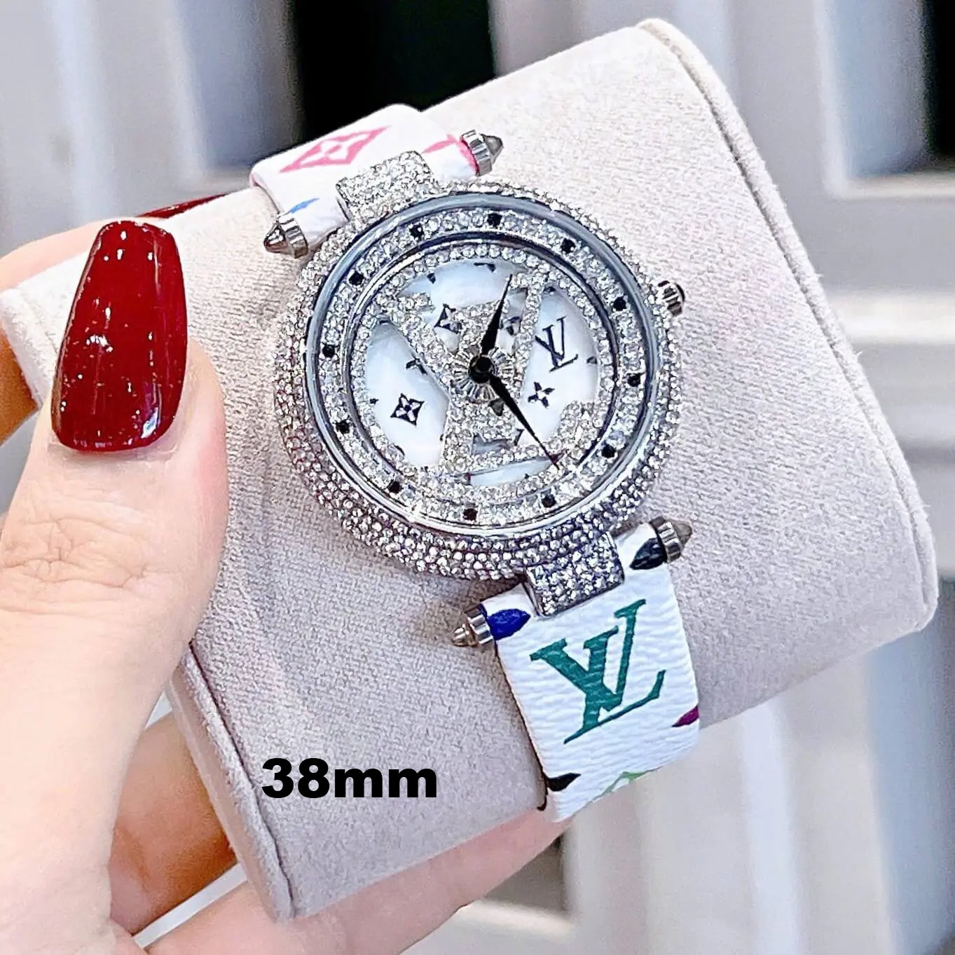 Đồng Hồ Nữ Louis Vuitton Dây Da Trắng Logo Mặt LV Xoay Đính Đá Size 38mm - Vỏ Silver