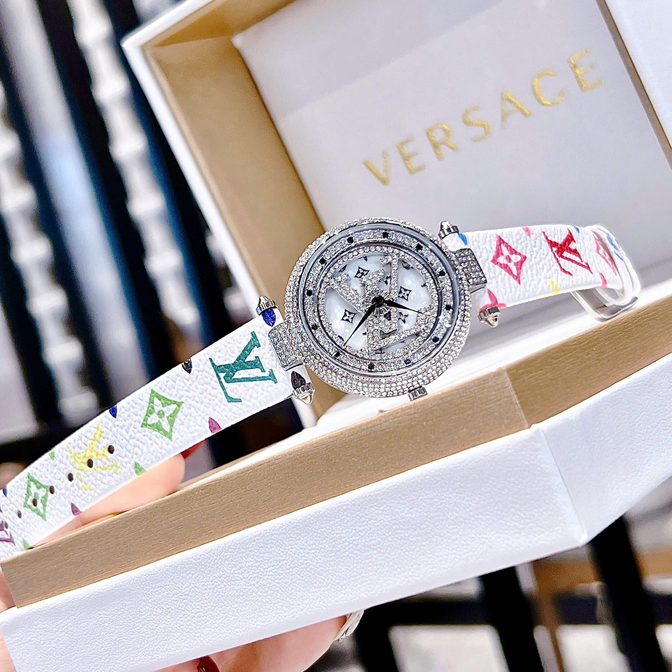 Đồng Hồ Nữ Louis Vuitton Dây Da Trắng Logo Mặt LV Xoay Đính Đá Size 38mm - Vỏ Silver