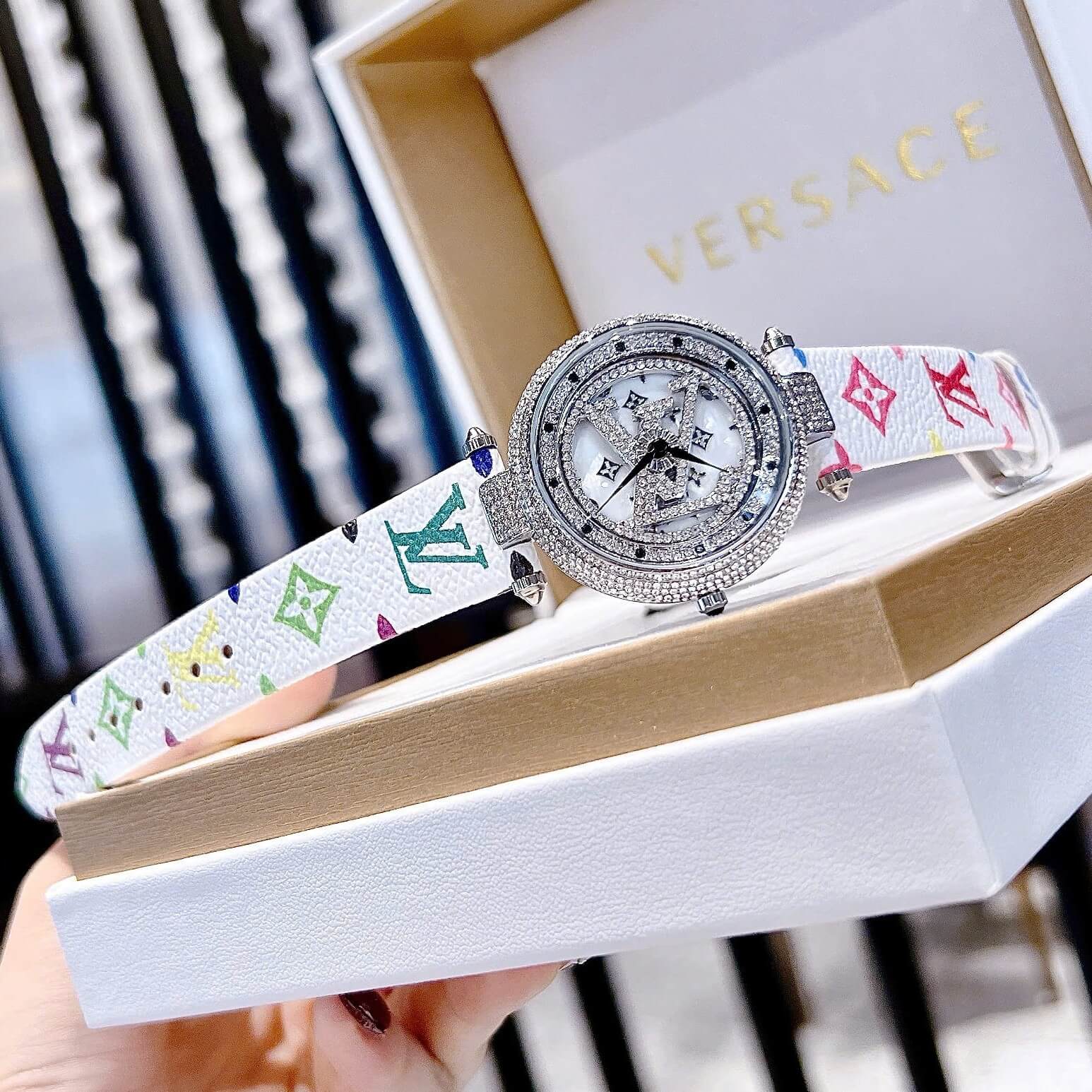 Đồng Hồ Nữ Louis Vuitton Dây Da Trắng Logo Mặt LV Xoay Đính Đá Size 38mm - Vỏ Silver