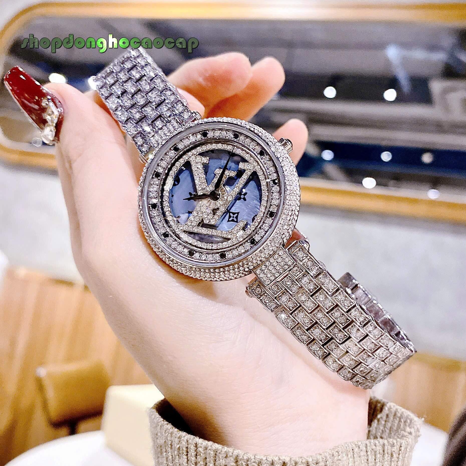 Đồng Hồ Nữ Louis Vuitton Dây Silver Đính Đá Xanh Mặt Xoay Cao Cấp Size 38mm - Quartz