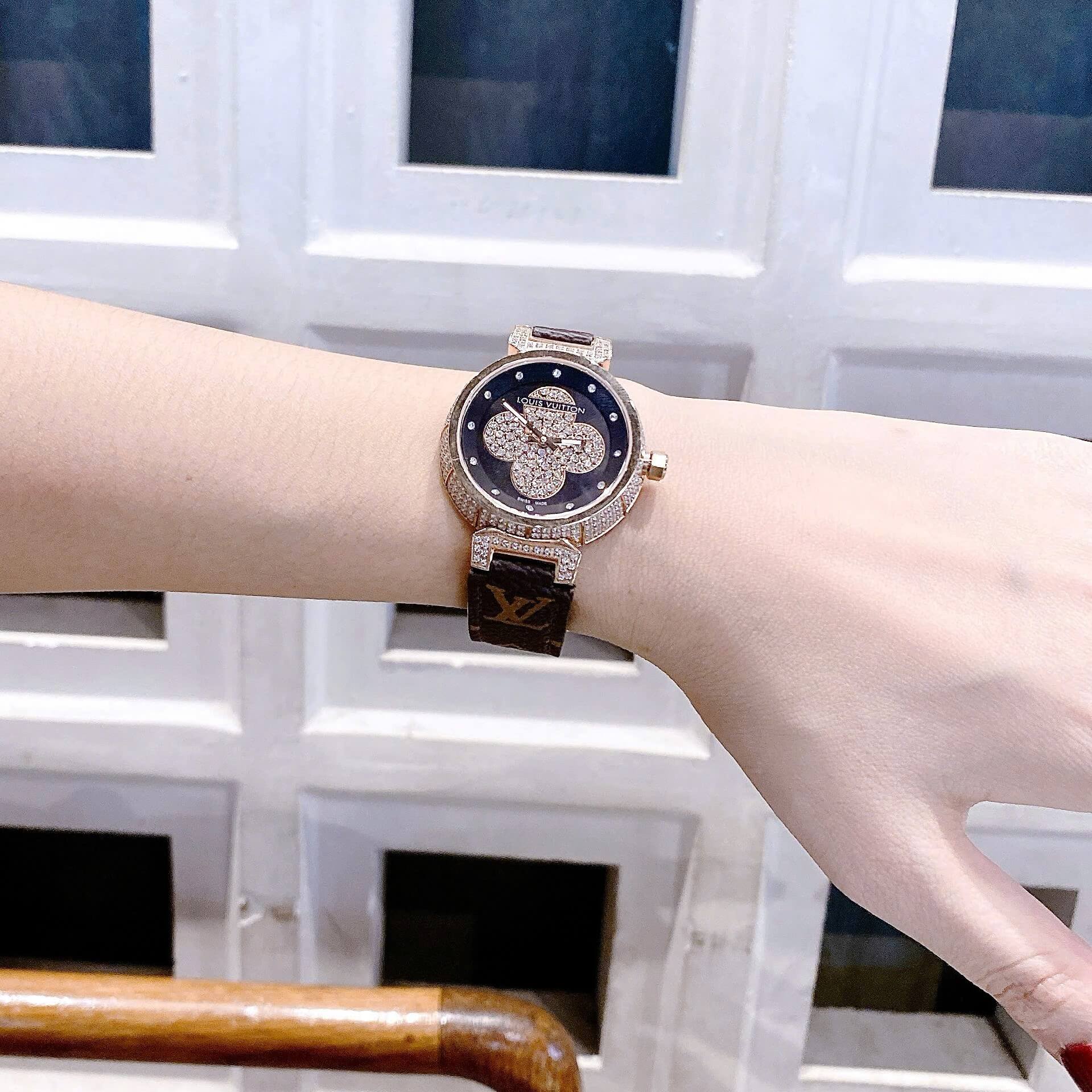 Đồng Hồ Nữ Louis Vuitton Siêu Cấp Dây Da Nâu Logo Mặt Cỏ 4 Lá Đính Đá Size 32mm - Vỏ Rose