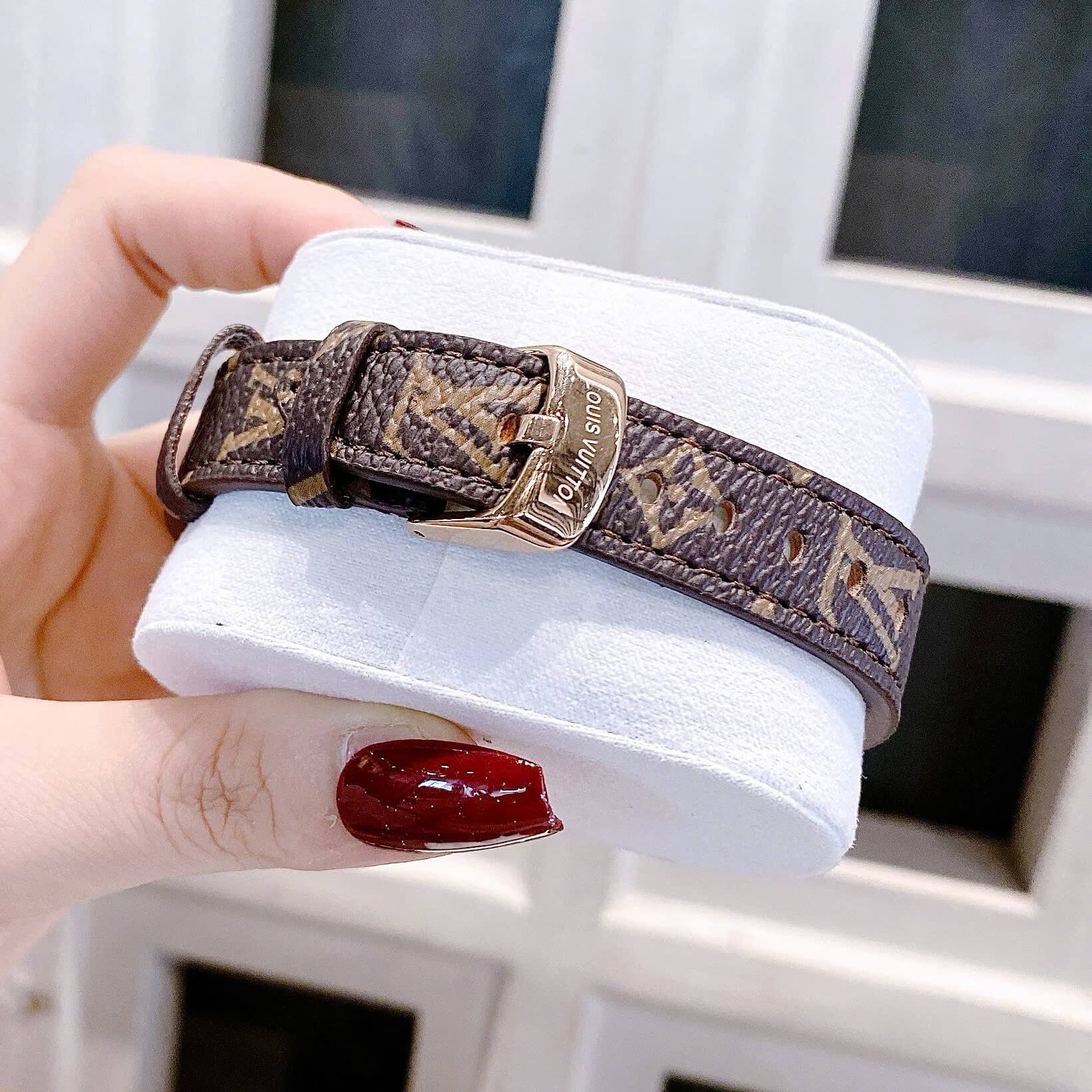 Đồng Hồ Nữ Louis Vuitton Siêu Cấp Dây Da Nâu Logo Mặt Cỏ 4 Lá Đính Đá Size 32mm - Vỏ Rose
