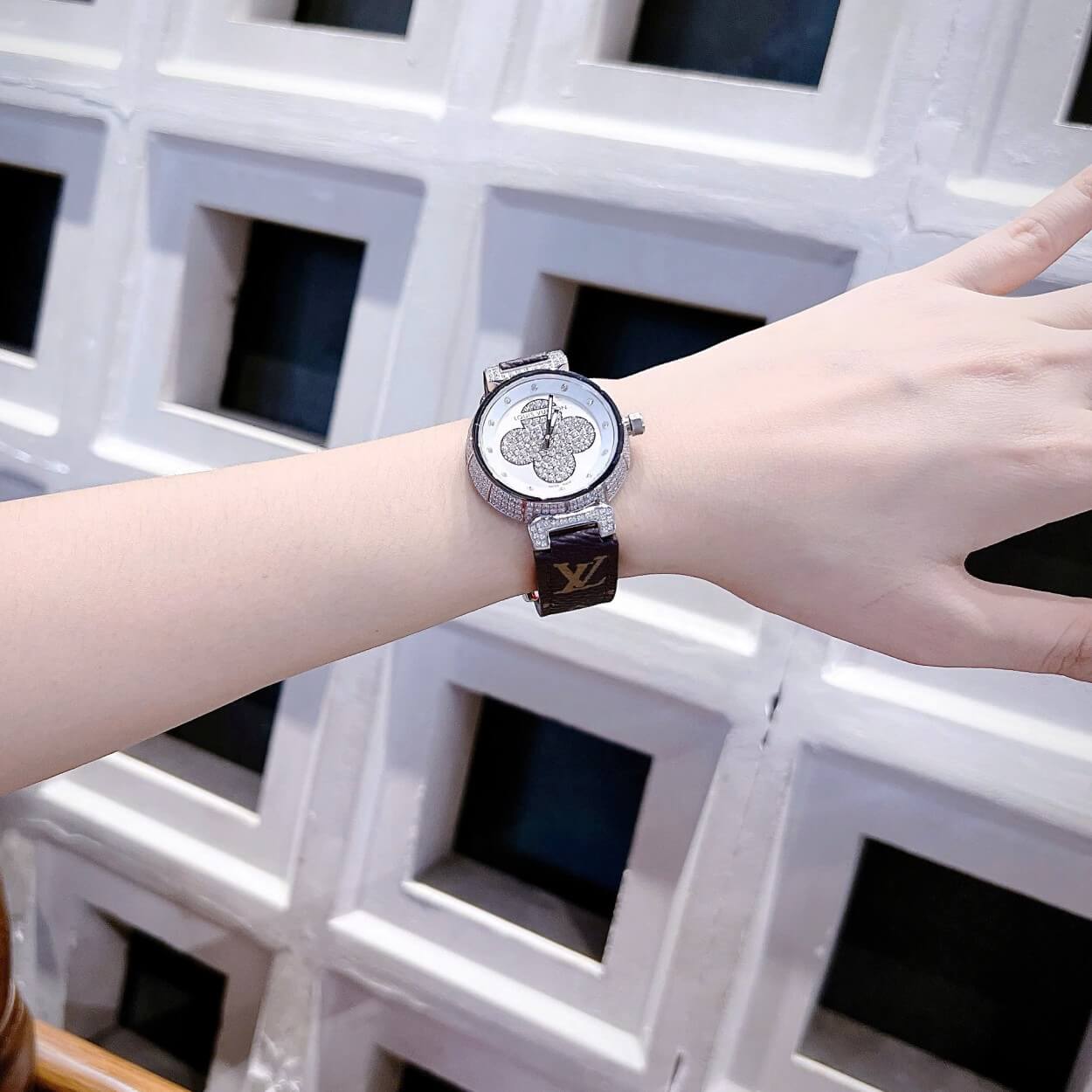 Đồng Hồ Nữ Louis Vuitton Siêu Cấp Dây Da Nâu Logo Mặt Cỏ 4 Lá Đính Đá Size 32mm - Vỏ Silver