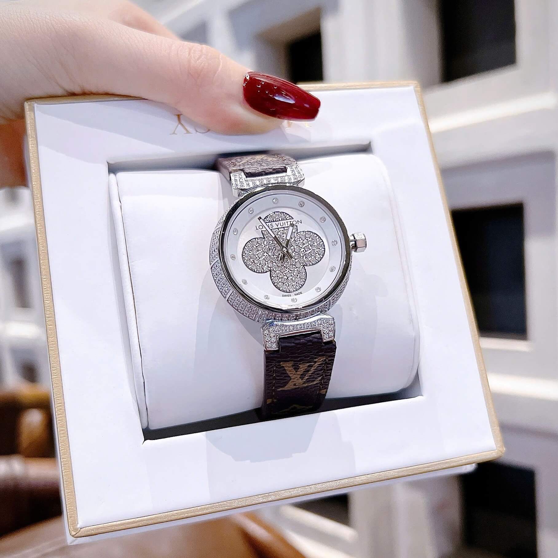 Đồng Hồ Nữ Louis Vuitton Siêu Cấp Dây Da Nâu Logo Mặt Cỏ 4 Lá Đính Đá Size 32mm - Vỏ Silver
