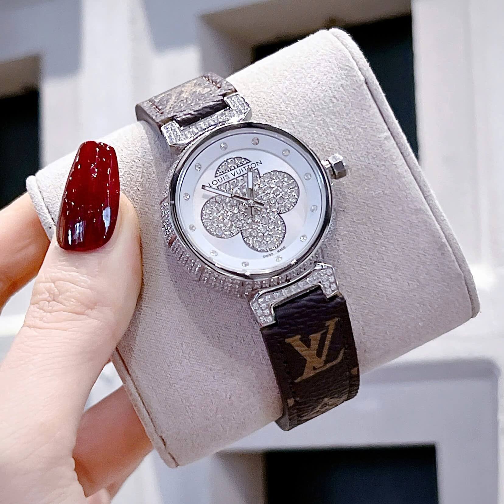 Đồng Hồ Nữ Louis Vuitton Siêu Cấp Dây Da Nâu Logo Mặt Cỏ 4 Lá Đính Đá Size 32mm - Vỏ Silver